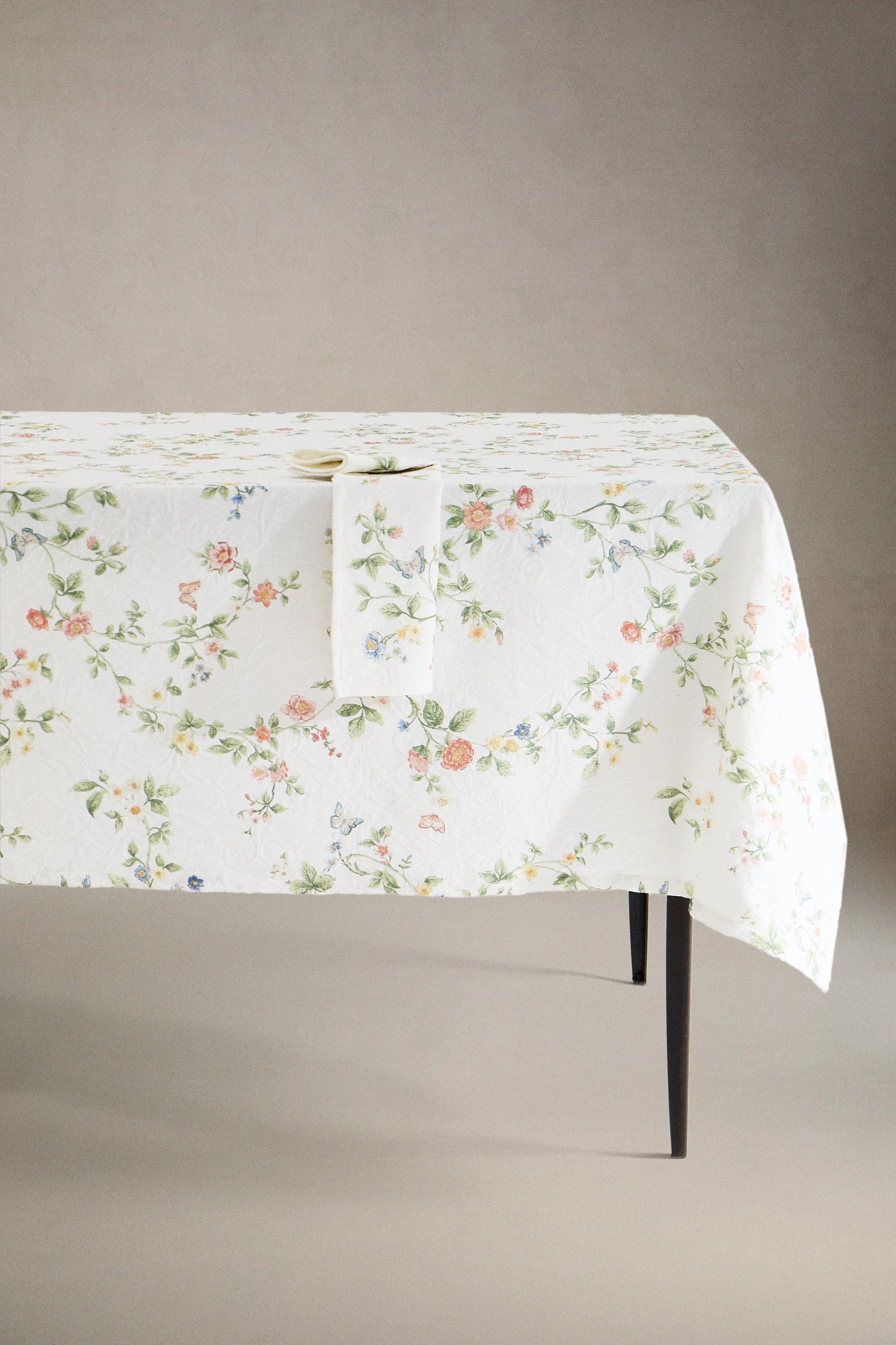 JACQUARD TABLECLOTH WITH A FLORAL PRINT