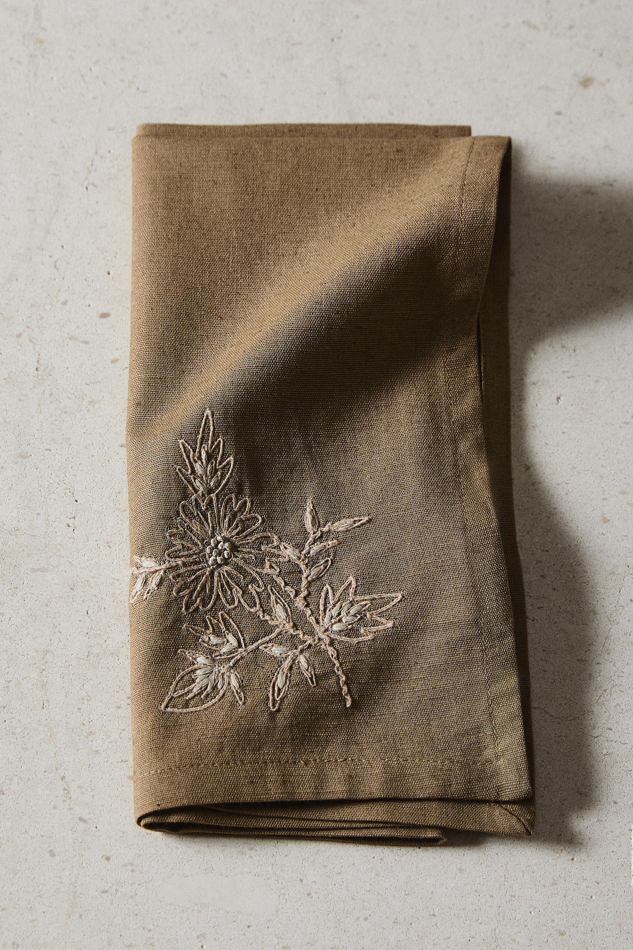 SET OF EMBROIDERED FLOWER NAPKINS (SET OF 2)