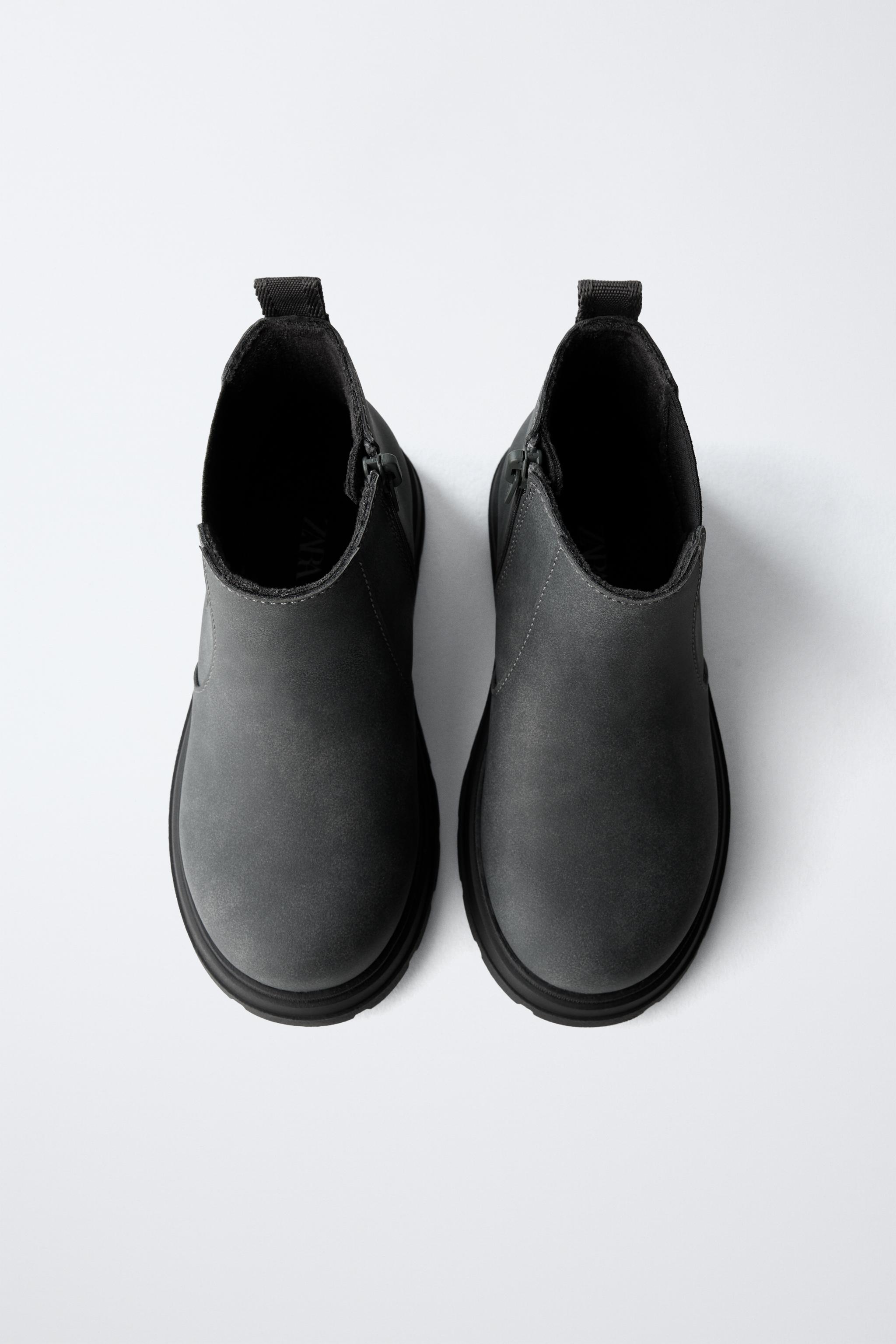 CHELSEA BOOTS