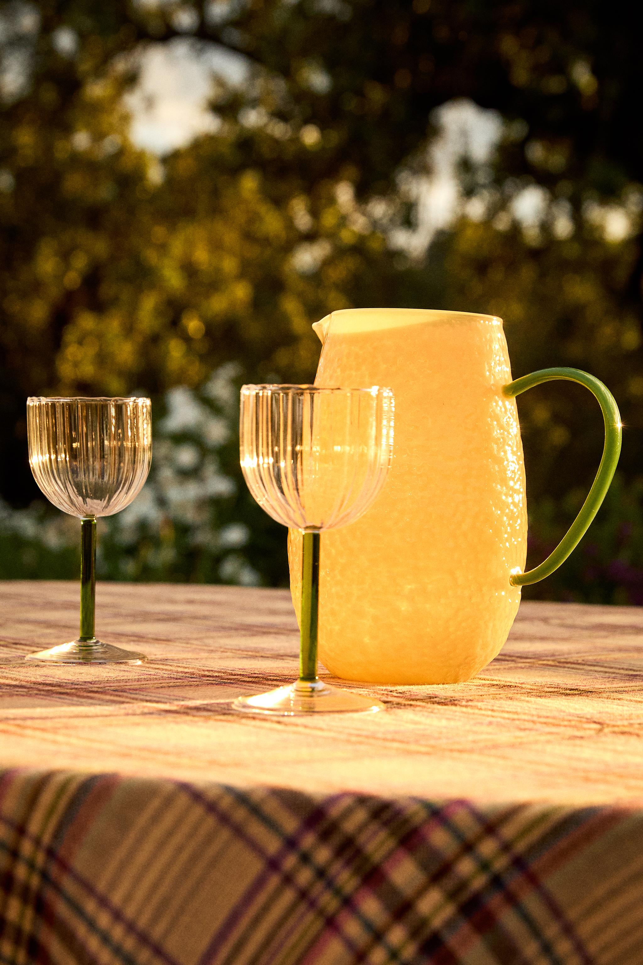 BOROSILICATE PITCHER WITH CONTRAST HANDLE