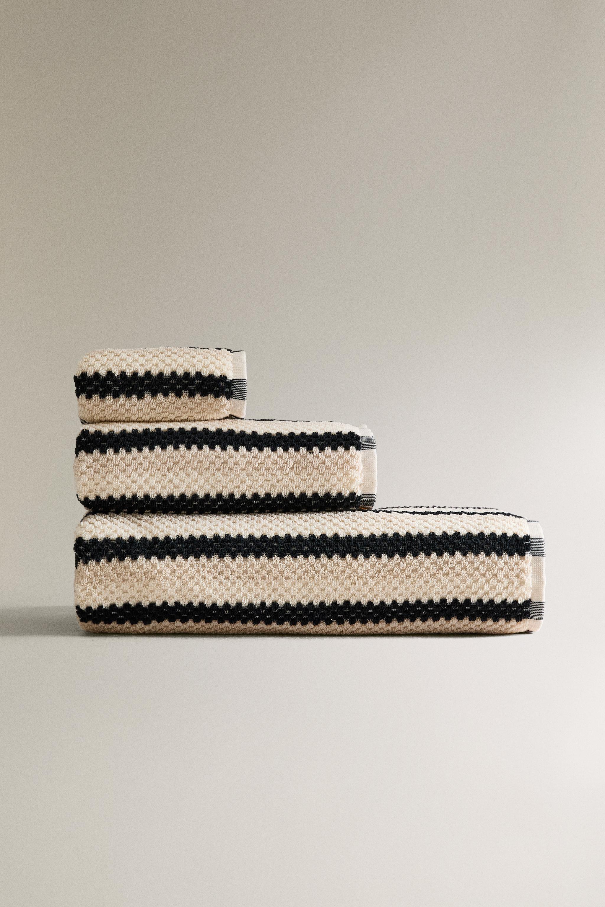 GEOMETRIC JACQUARD BATH TOWEL