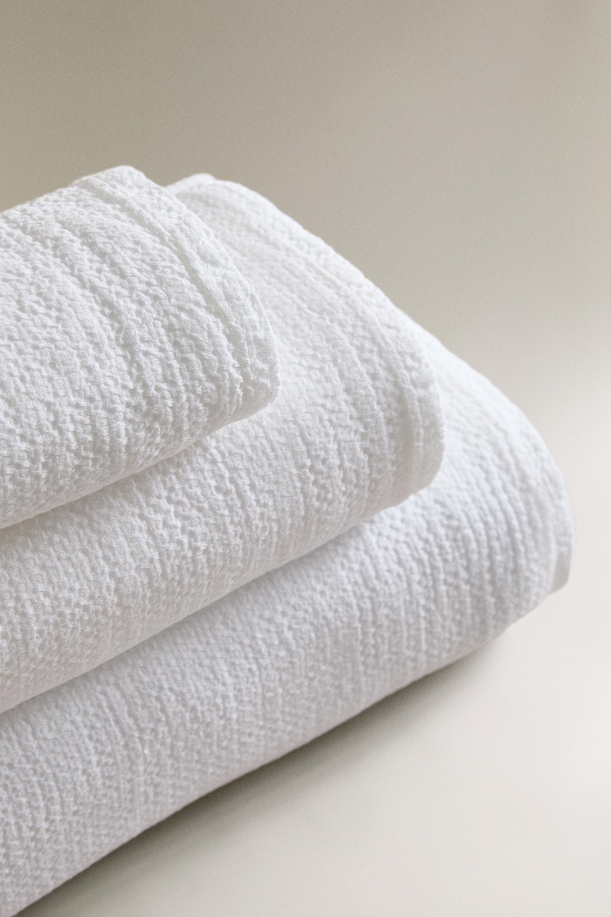 WAFFLE-KNIT LINEN BATH TOWEL
