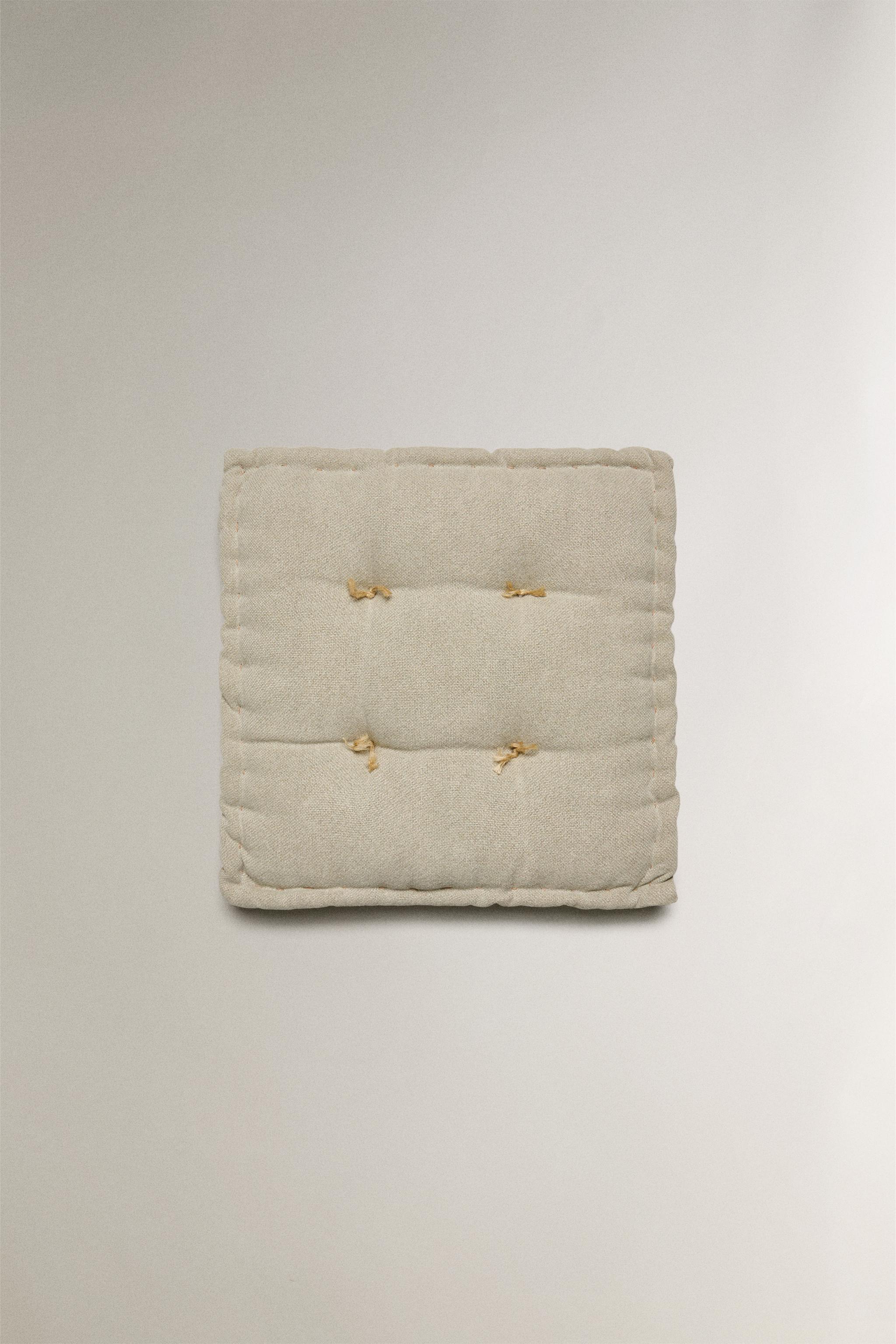 SEAT CUSHION WITH TOPSTITCHING