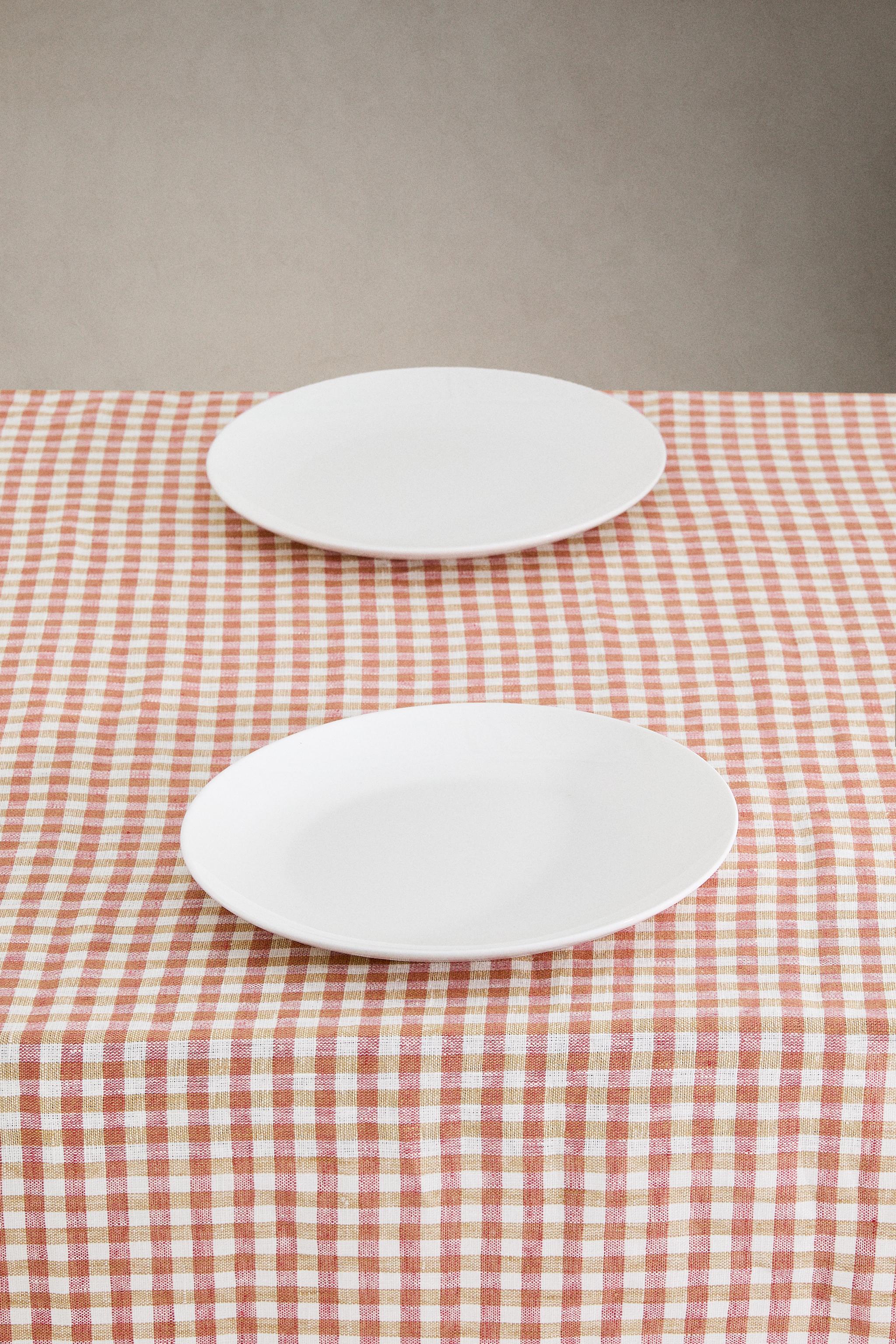 MATCHING LINEN TABLECLOTH WITH A GINGHAM DESIGN