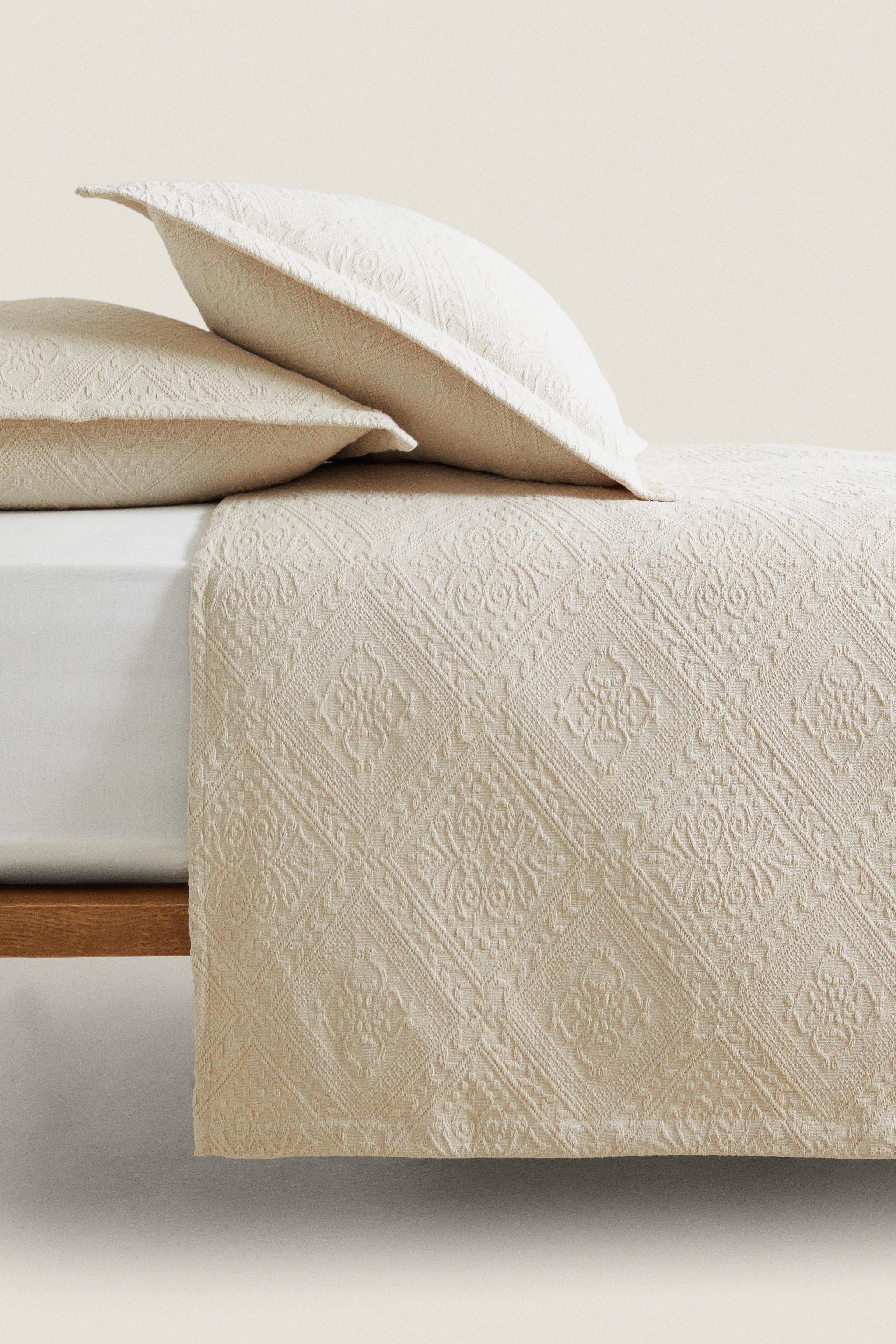 COTTON BEDSPREAD WITH A GEOMETRIC DESIGN