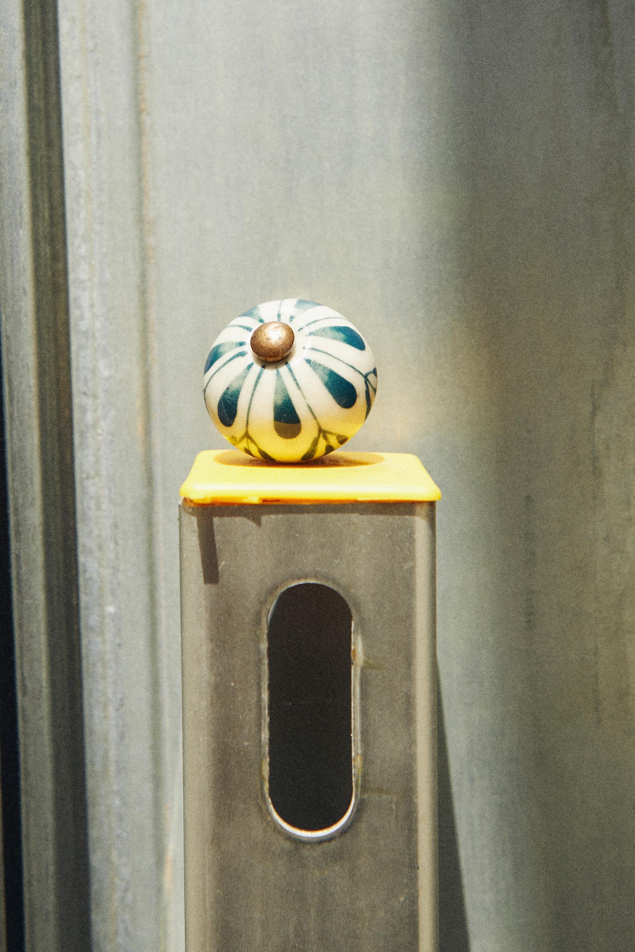 SET OF CERAMIC FLOWER KNOBS (SET OF 2)