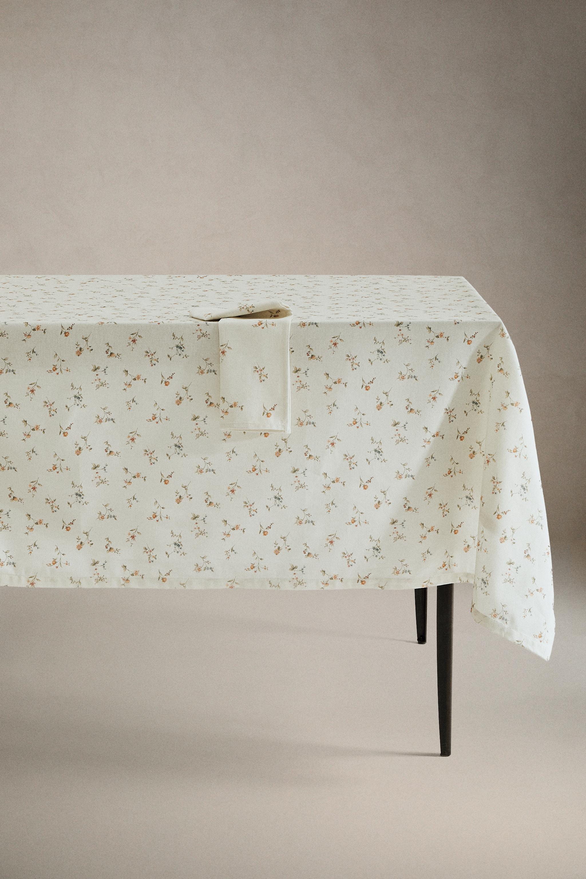 SMALL FLORAL PRINT TABLECLOTH
