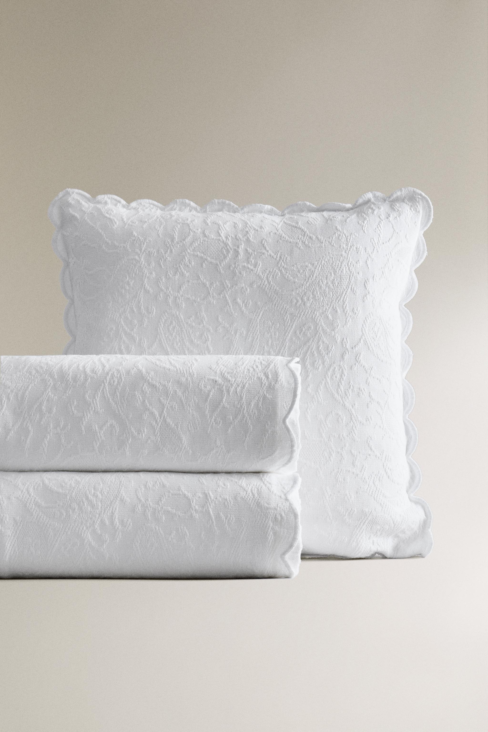 SCALLOPED FLOWER BEDSPREAD