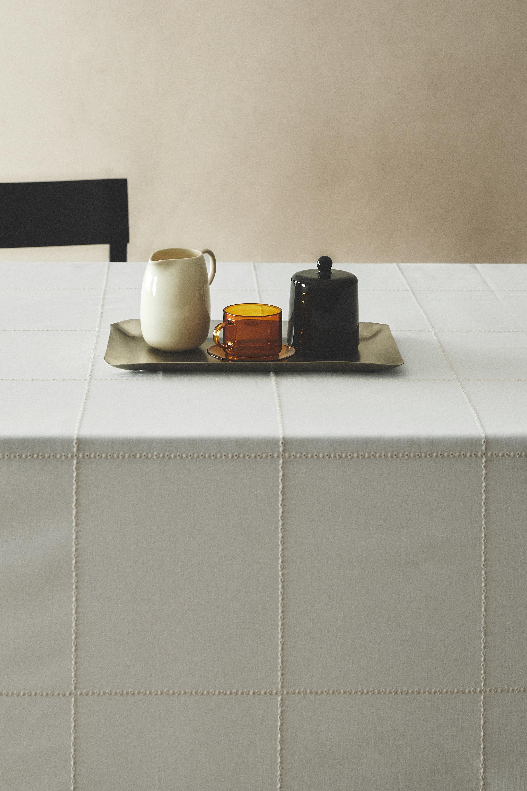 EMBROIDERED INSERT WITH FLORAL EMBROIDERY