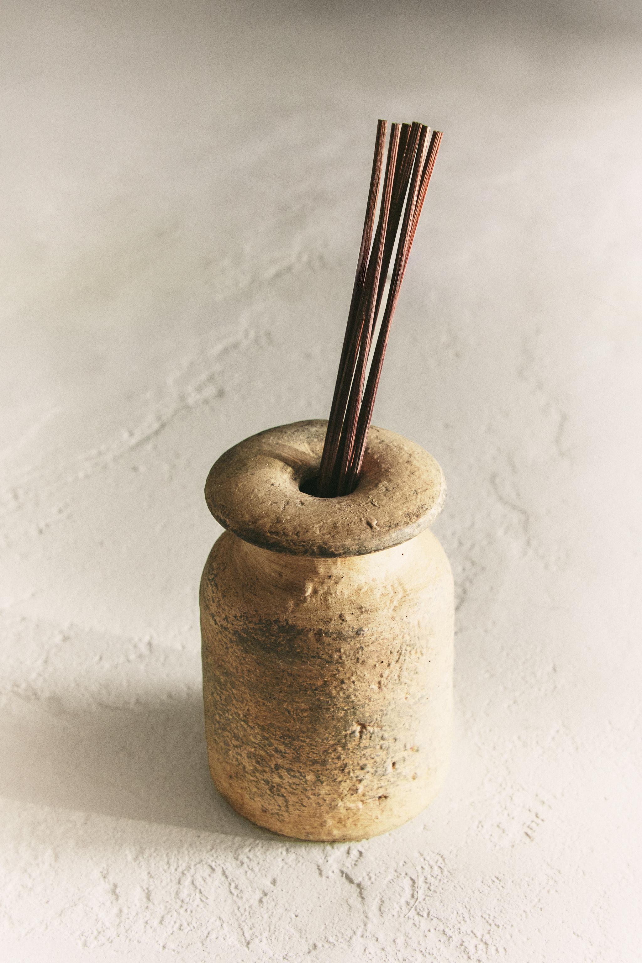 CERAMIC EMBELLISHER FOR VANILLA SCENTED REED DIFFUSERS