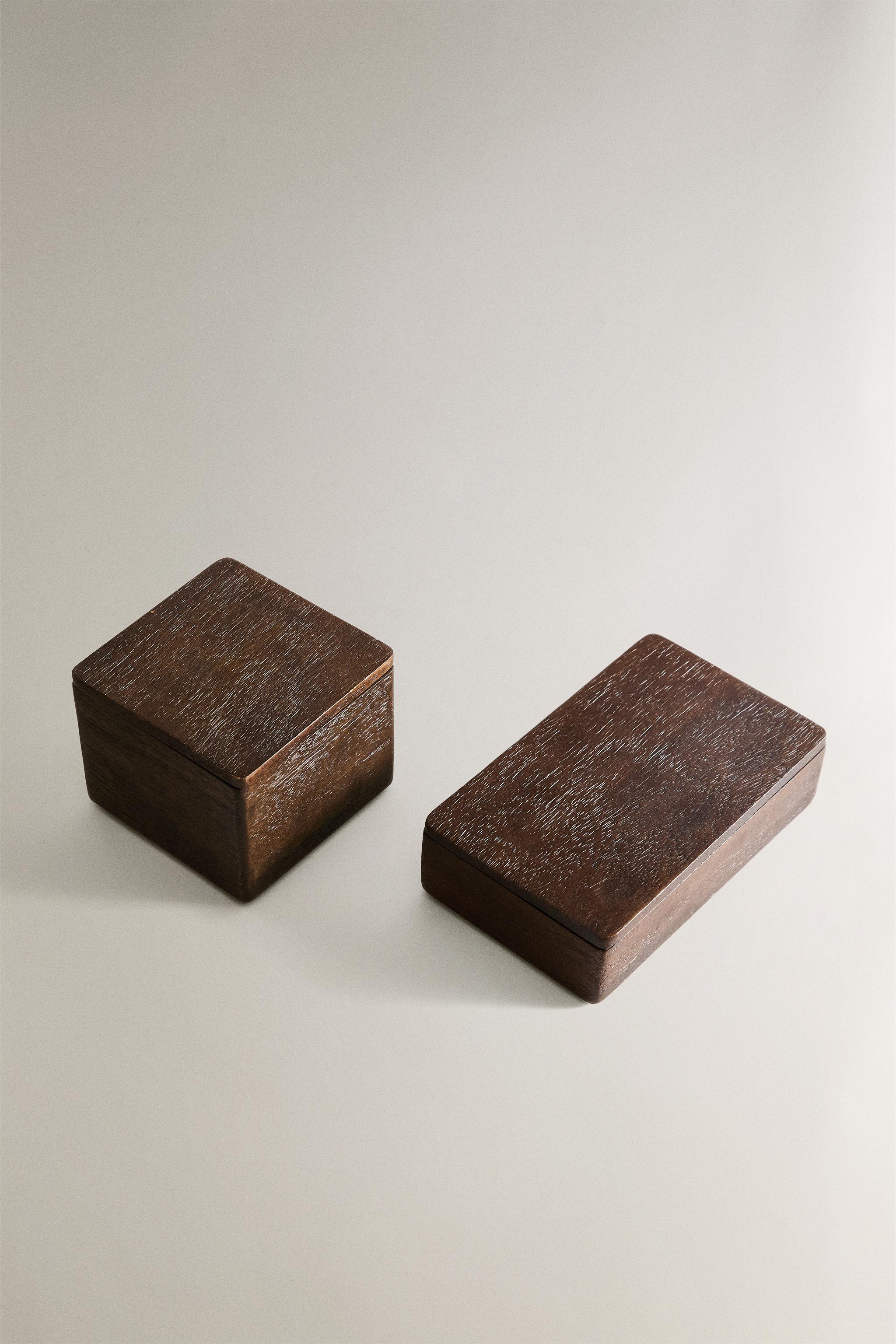 WOODEN BOX WITH A MAGNET