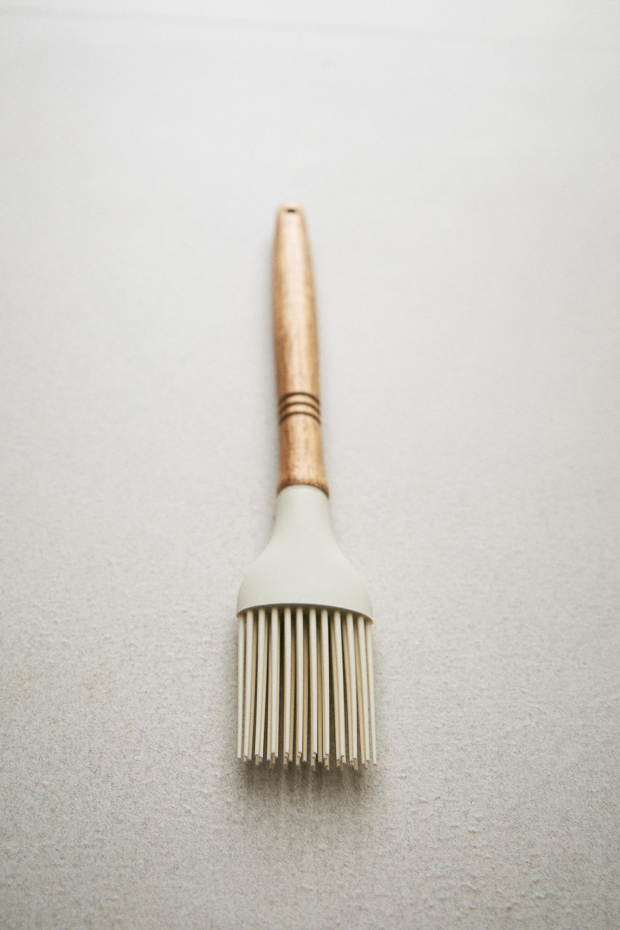 SILICONE AND WOODEN BRUSH