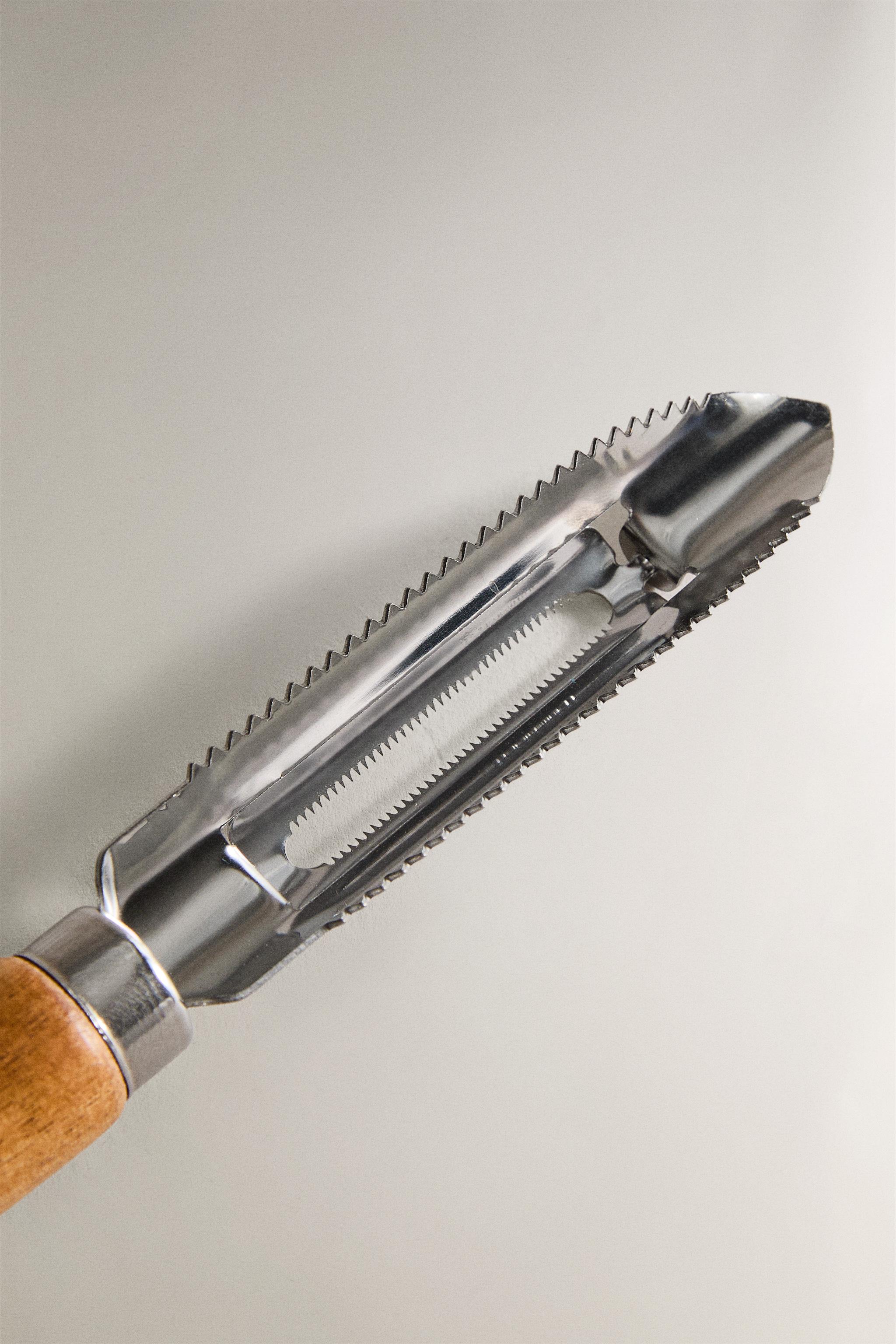KITCHEN PEELER WITH WOODEN HANDLE