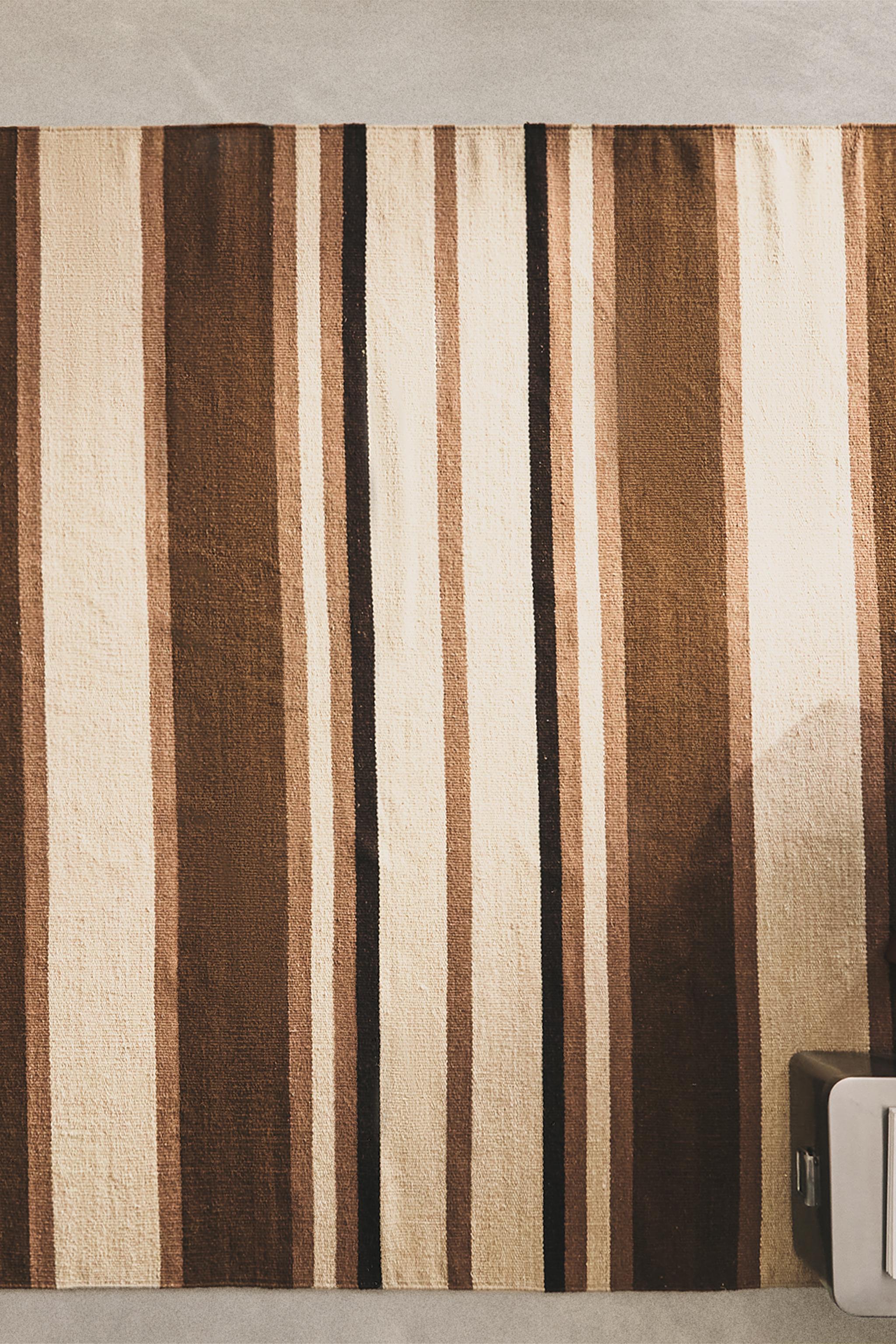 RUG WITH CONTRASTING STRIPES