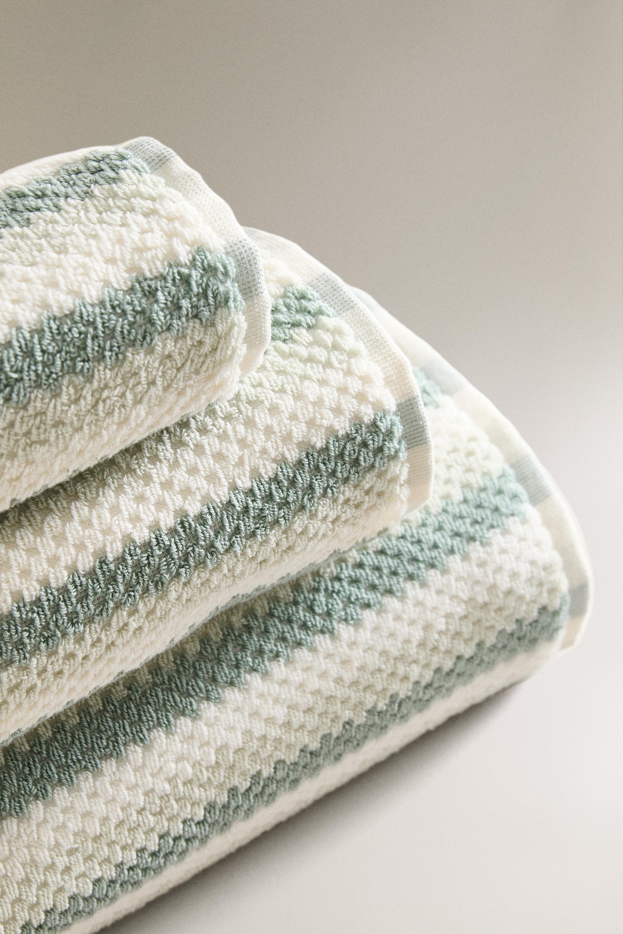 GEOMETRIC JACQUARD BATH TOWEL