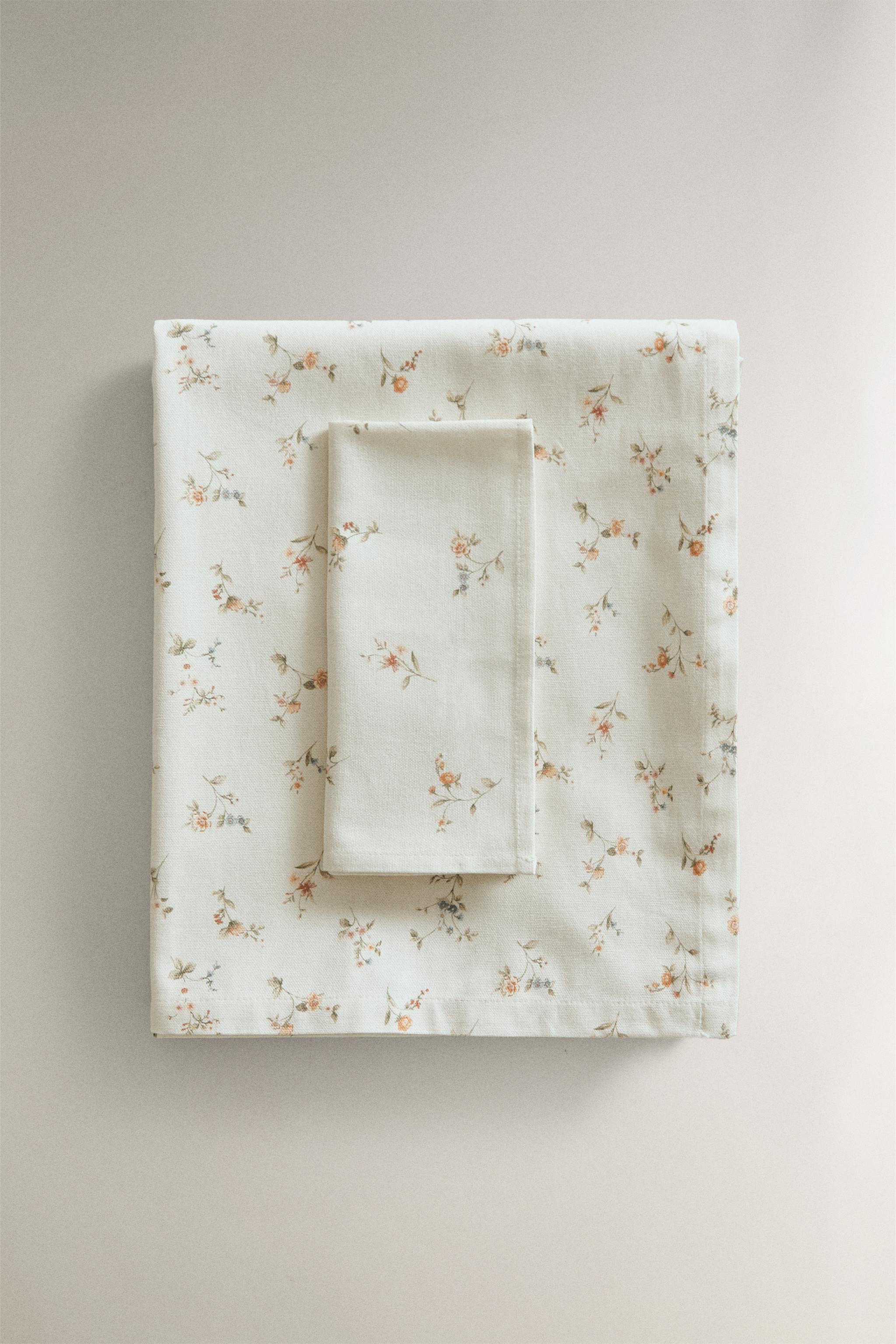 SMALL FLORAL PRINT TABLECLOTH
