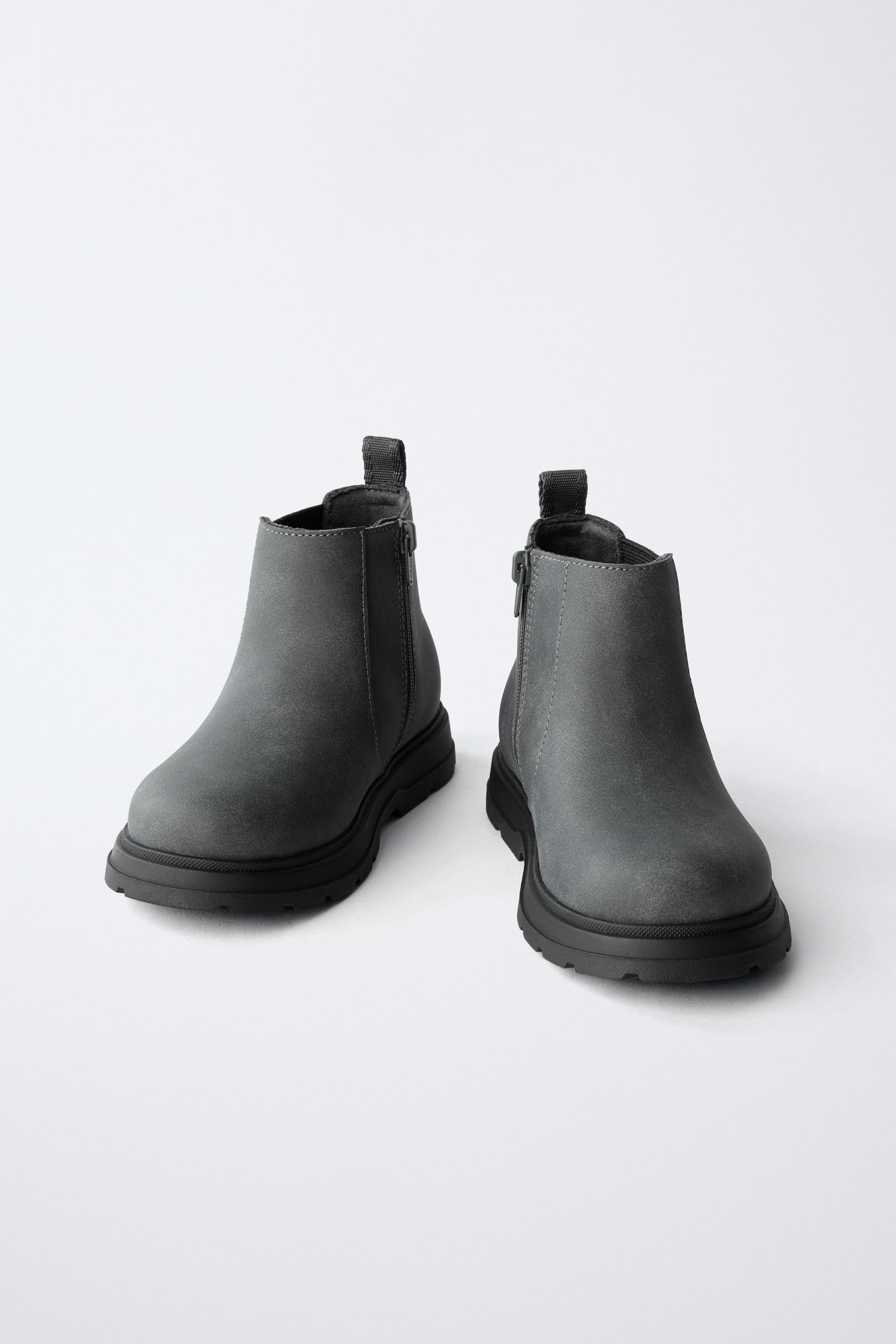 CHELSEA BOOTS