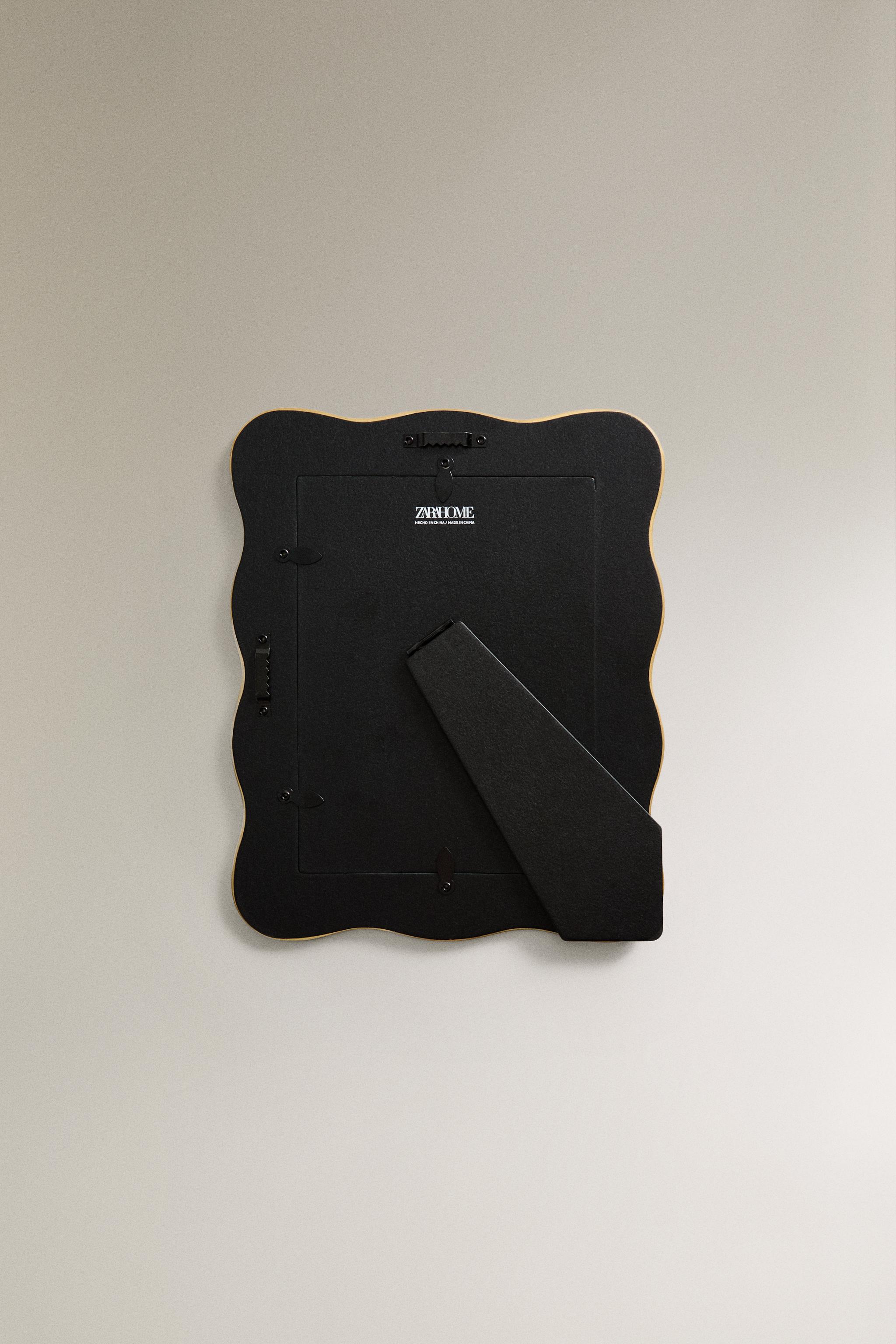 SCALLOPED METAL PICTURE FRAME