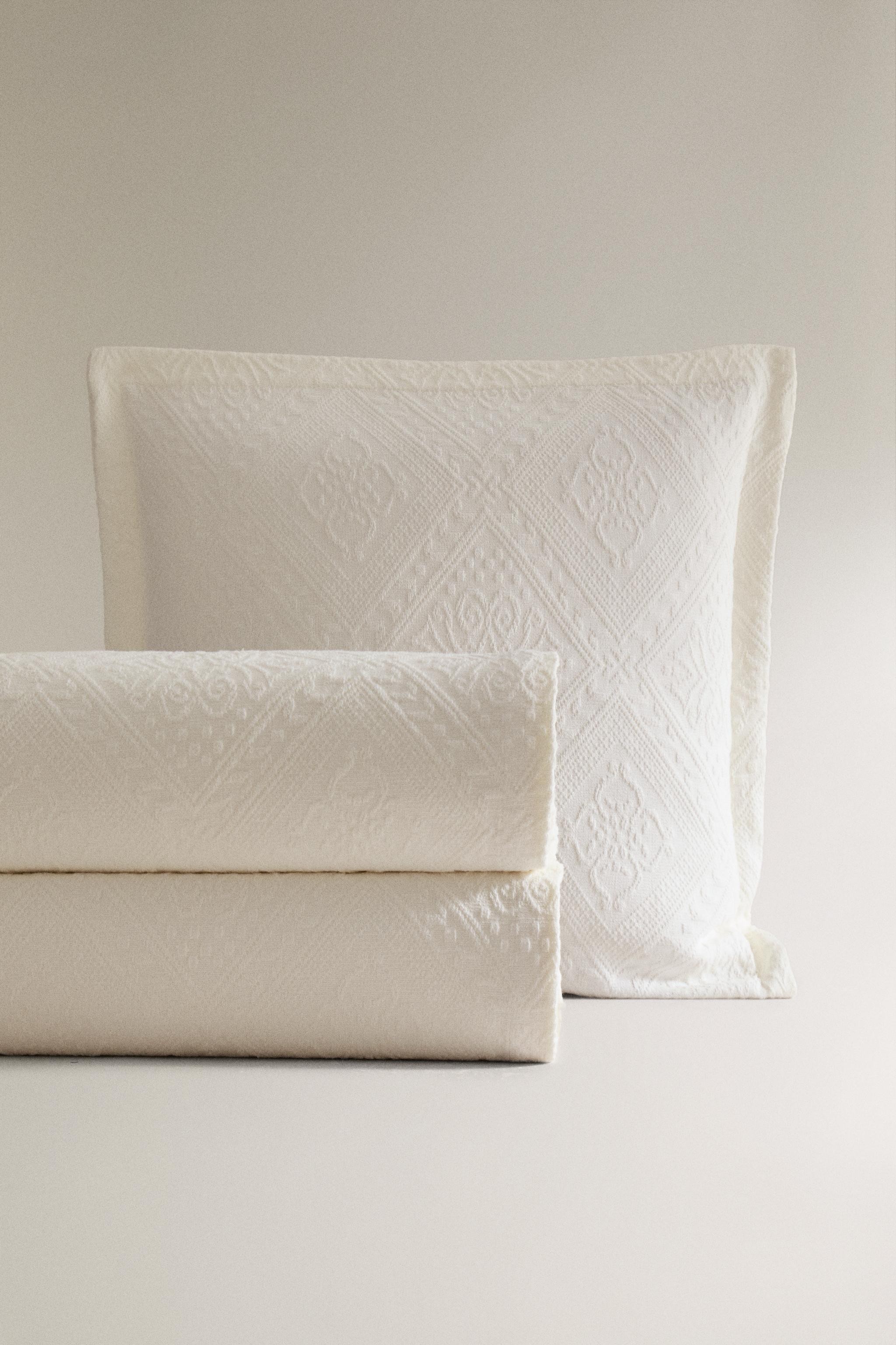 COTTON BEDSPREAD WITH A GEOMETRIC DESIGN