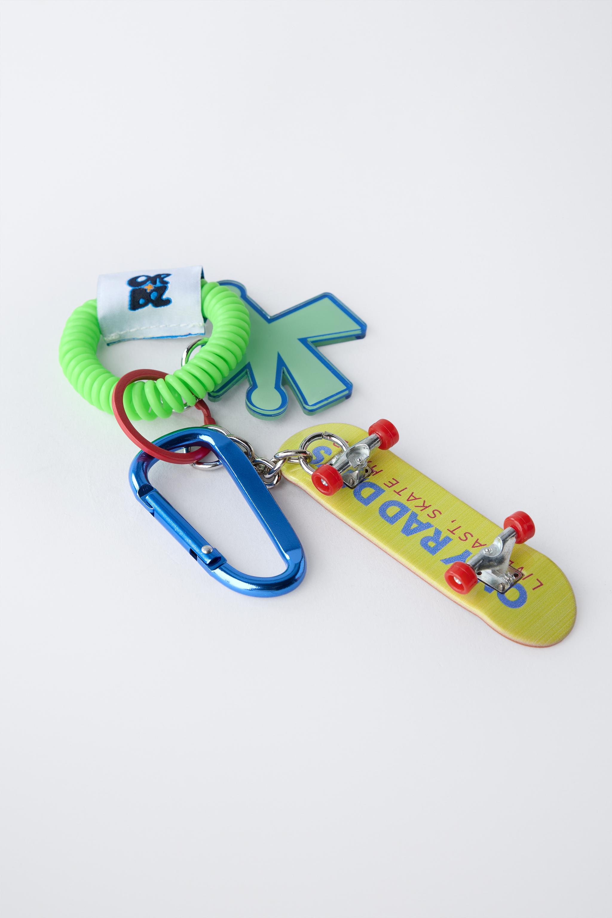 SKATE CARABINER KEYCHAIN