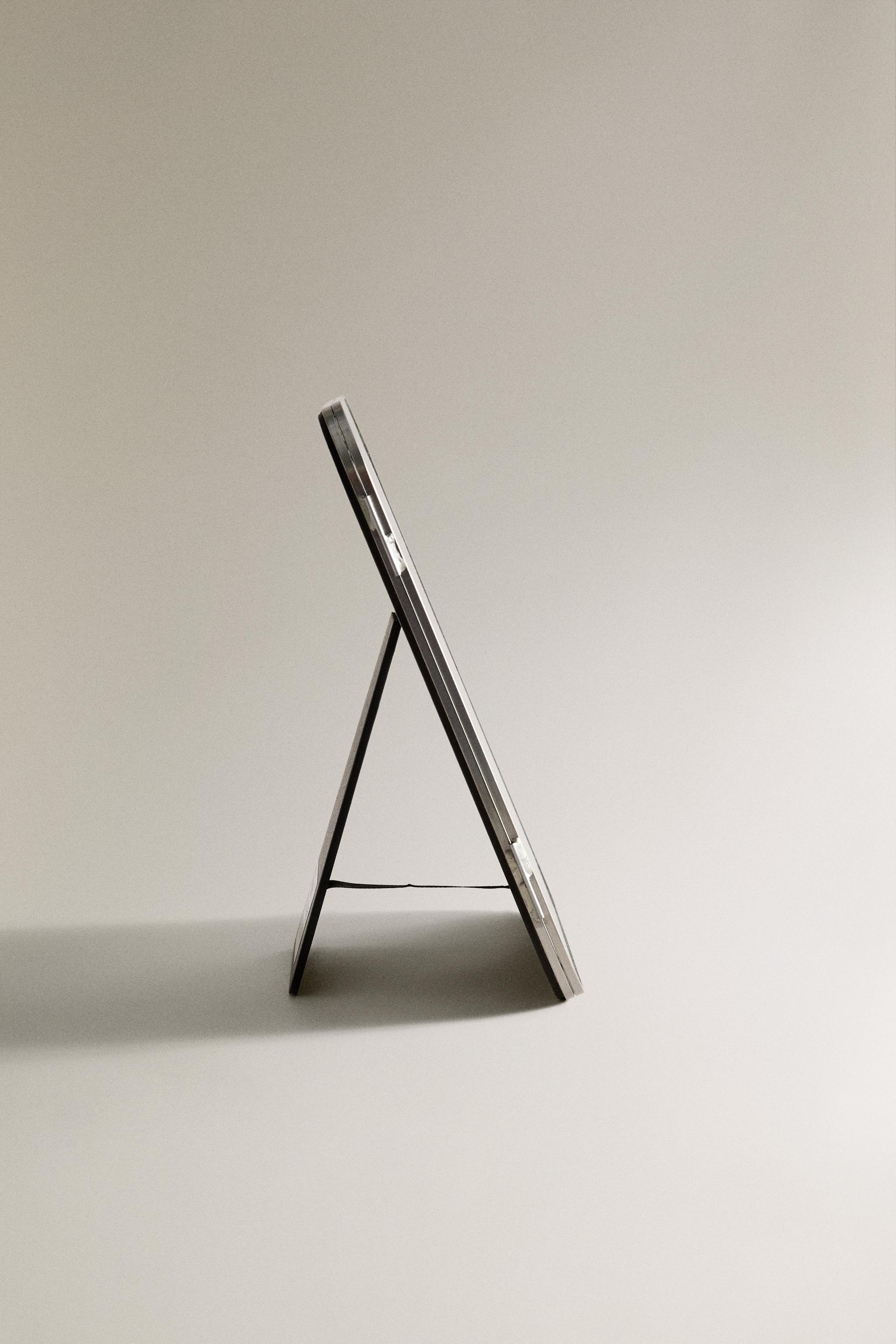 METAL PICTURE FRAME WITH ROUNDED ANGLES