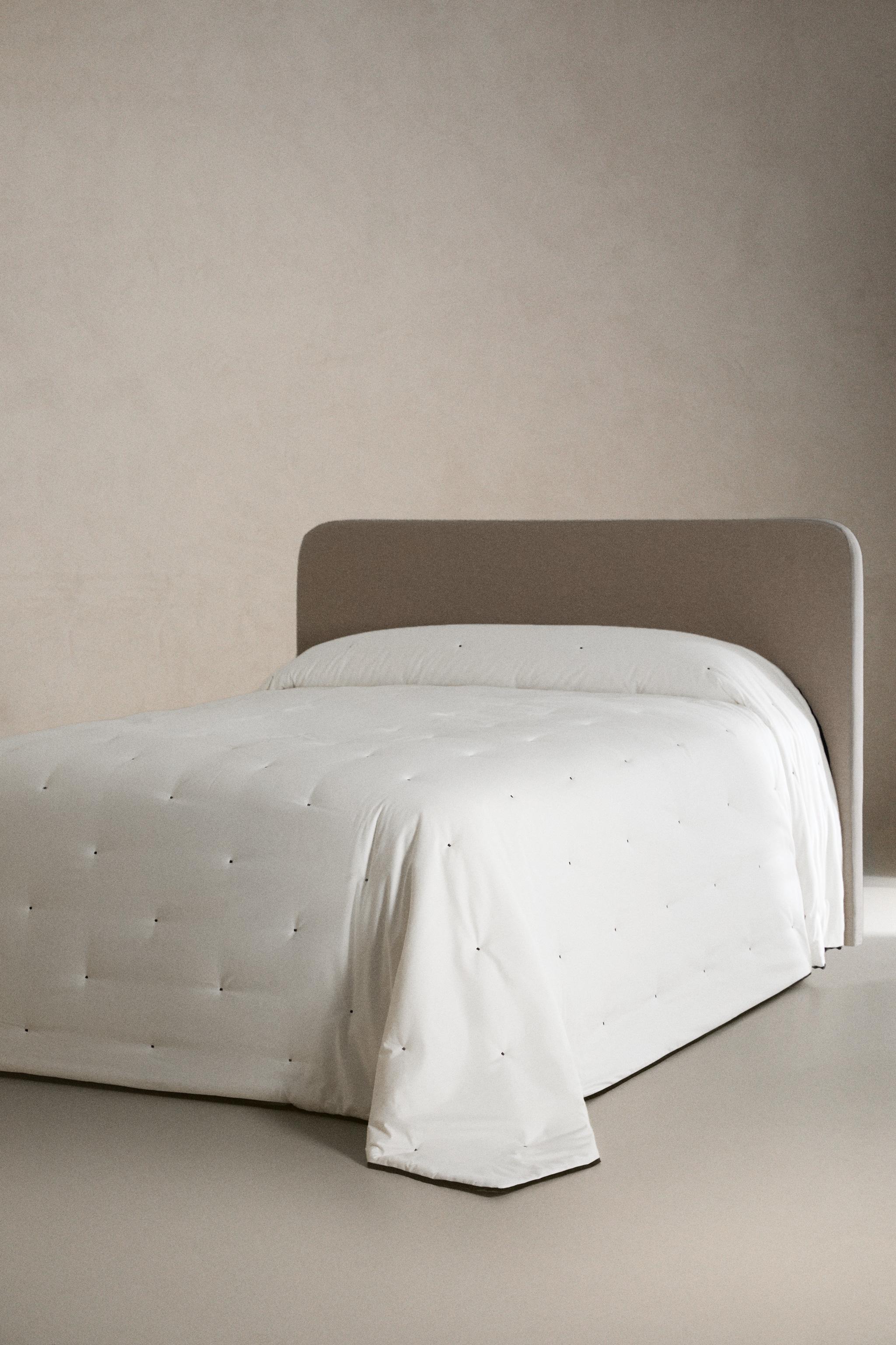 LINEN SATEEN QUILT WITH DOTTED STITCHING