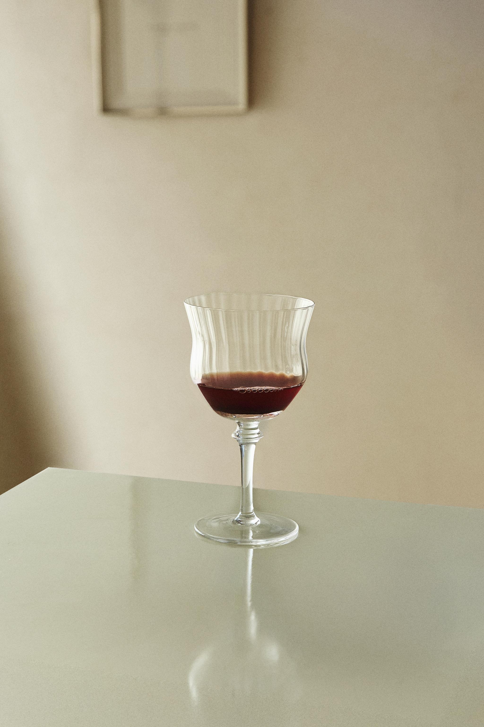 LARGE GLASS WITH RAISED DESIGN