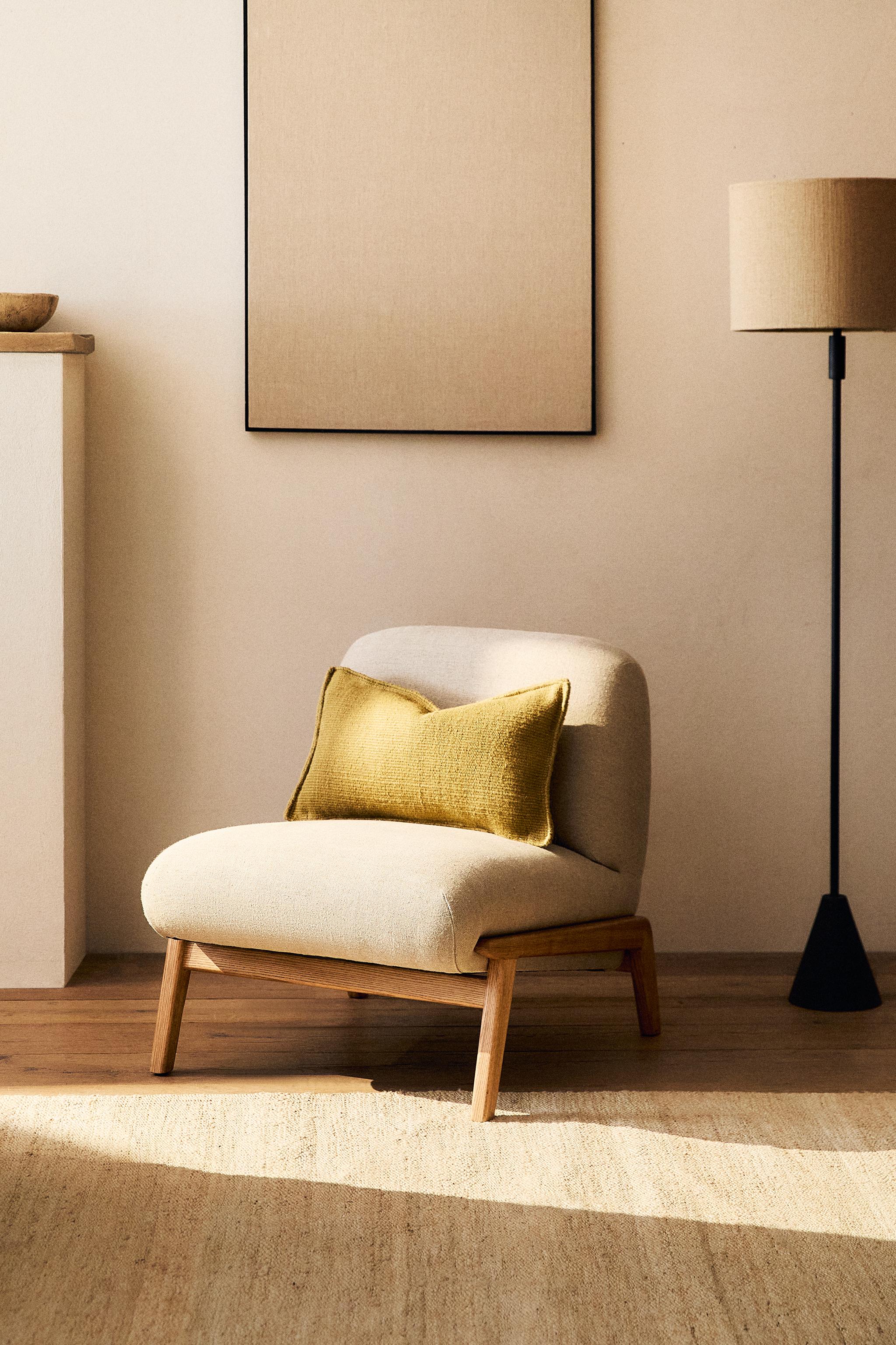 UPHOLSTERED LINEN ACCENT CHAIR