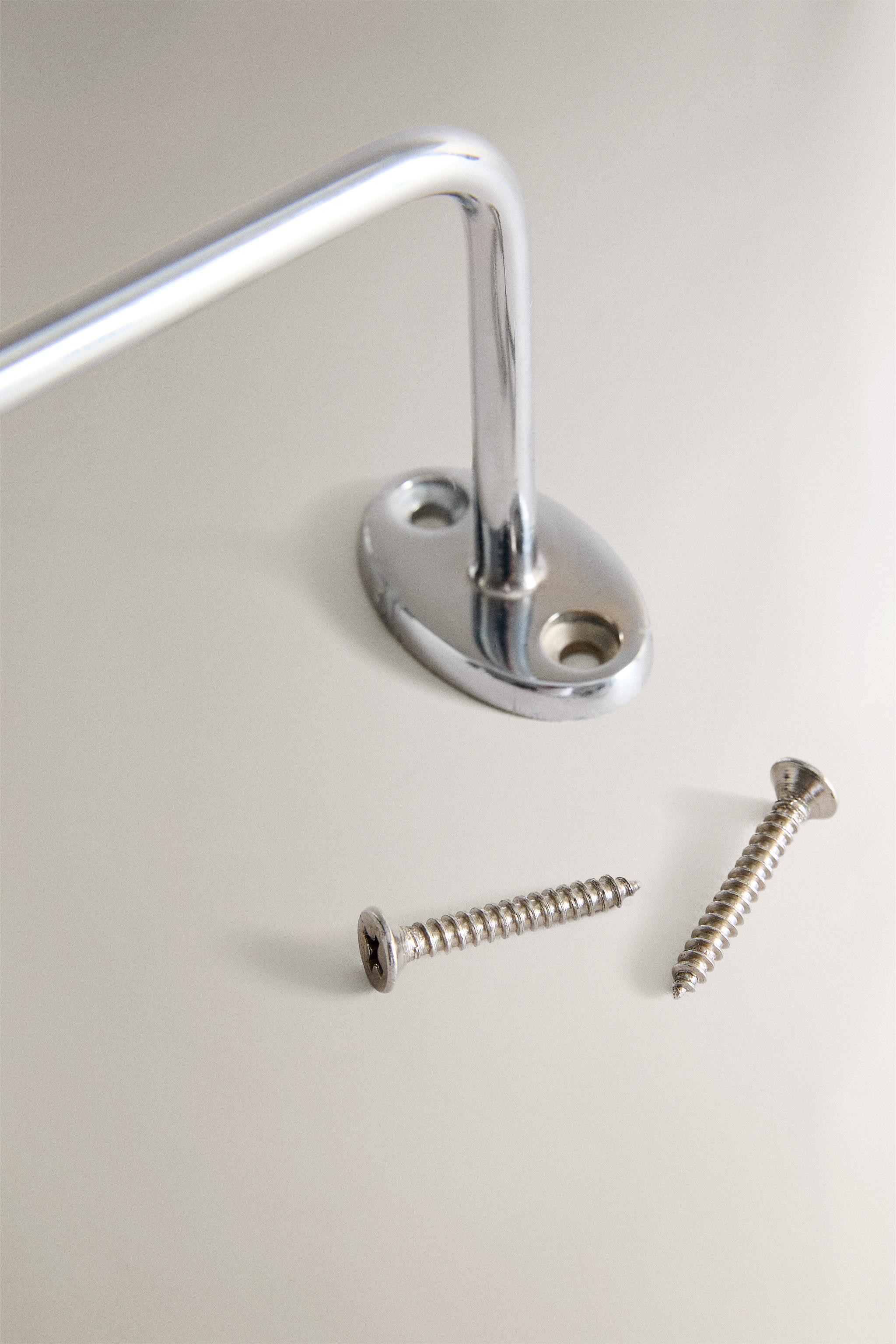 SILVER METAL TOWEL RACK