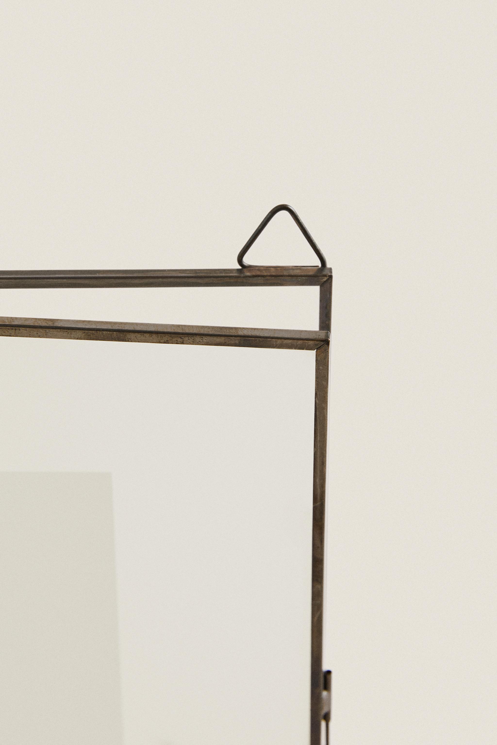 PICTURE FRAME WITH BLACK RIM