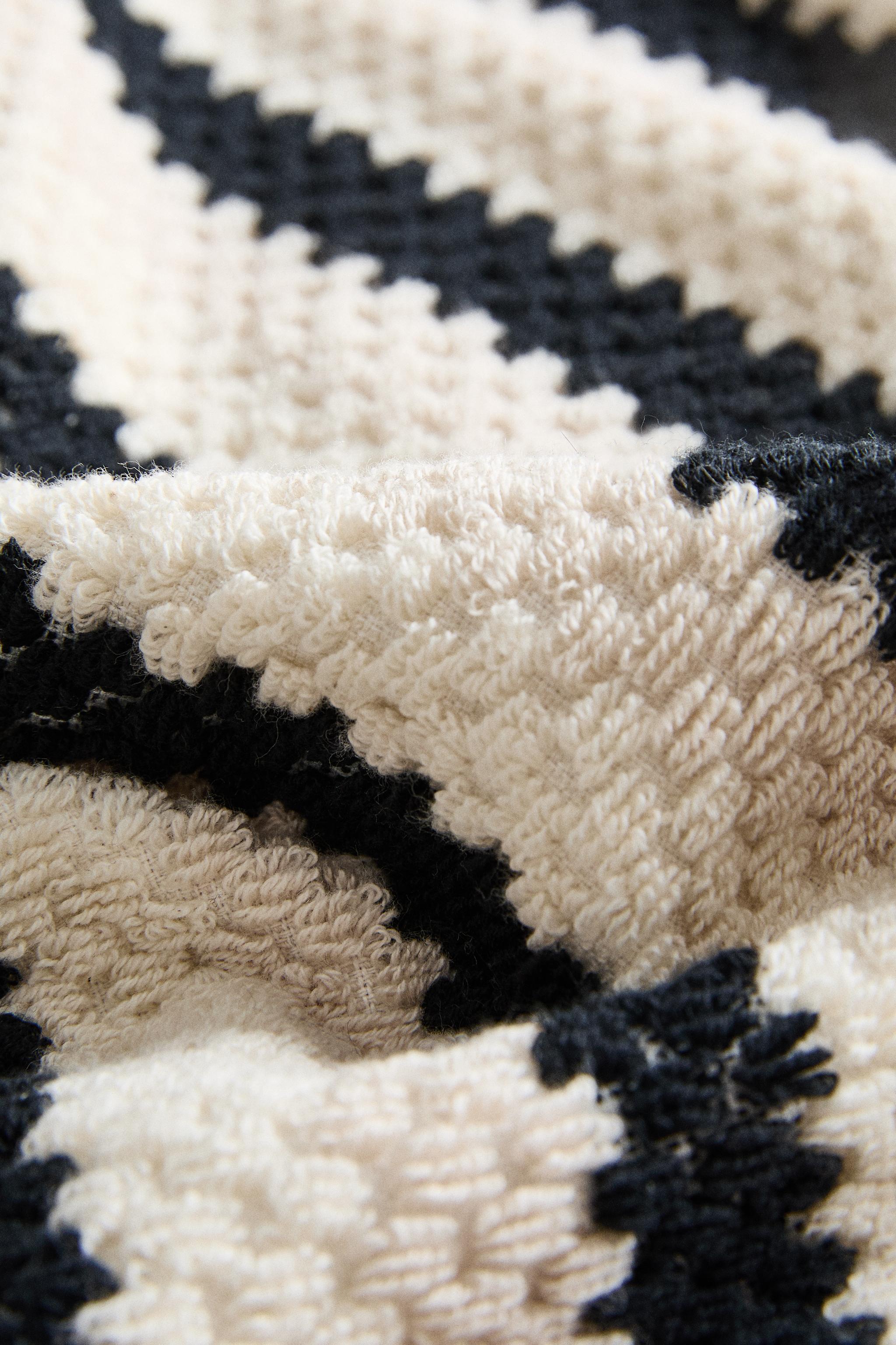 GEOMETRIC JACQUARD BATH TOWEL