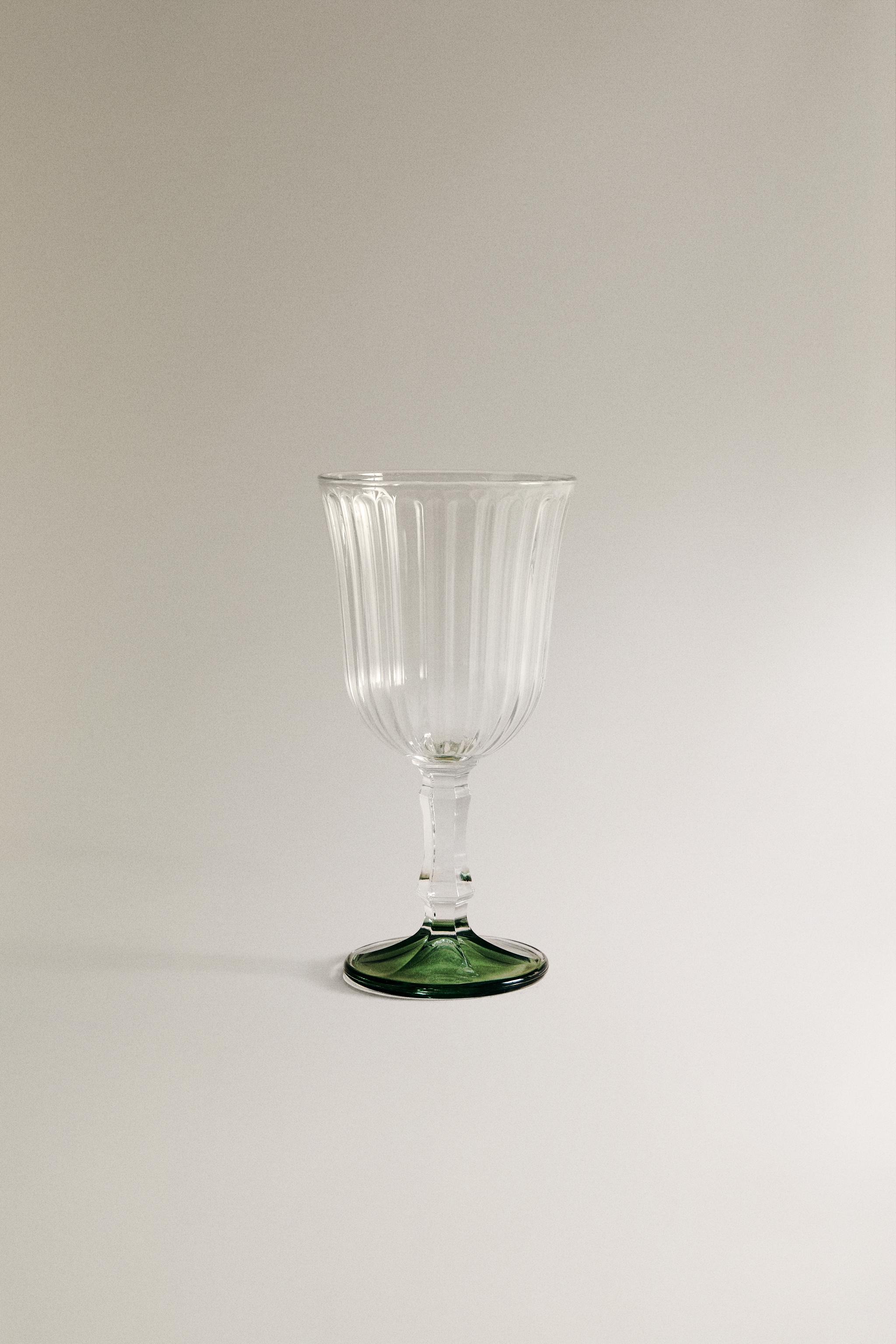 RAISED WINE GLASS WITH A COLORED BASE