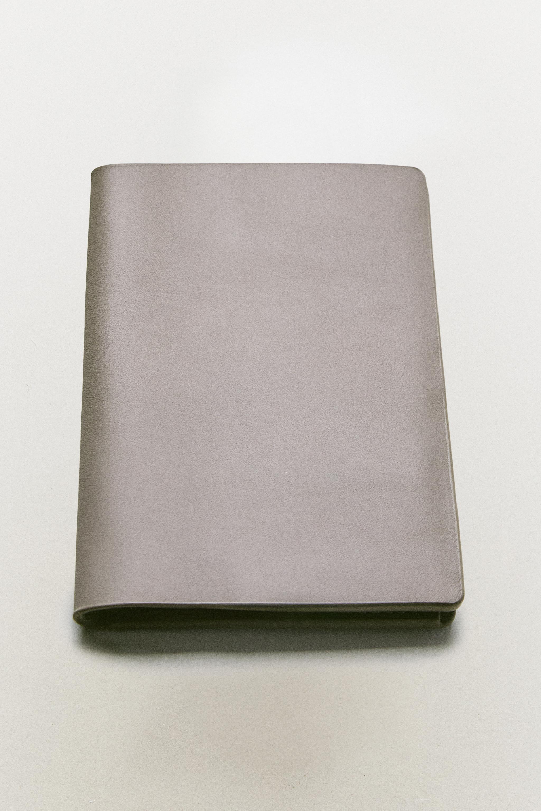 LEATHER TRAVEL DOCUMENT HOLDER