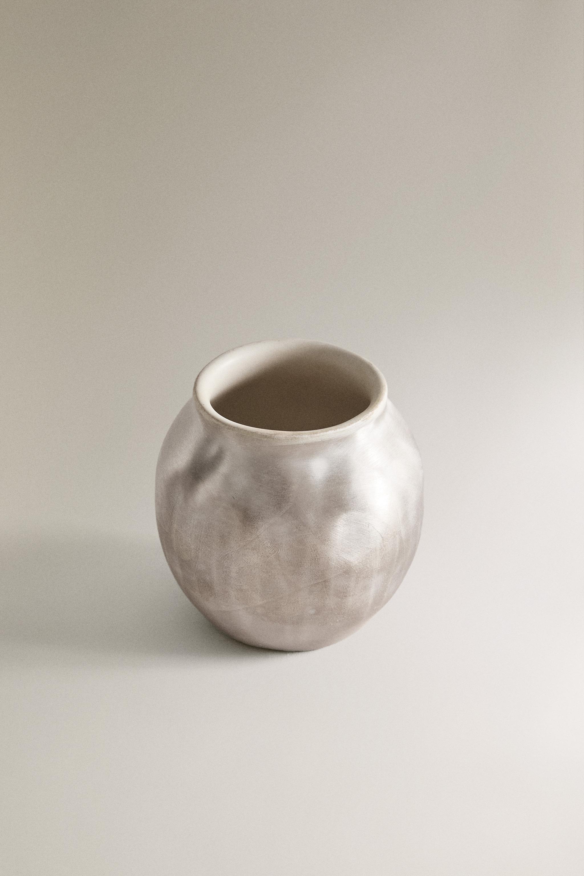 SHINY CERAMIC VASE