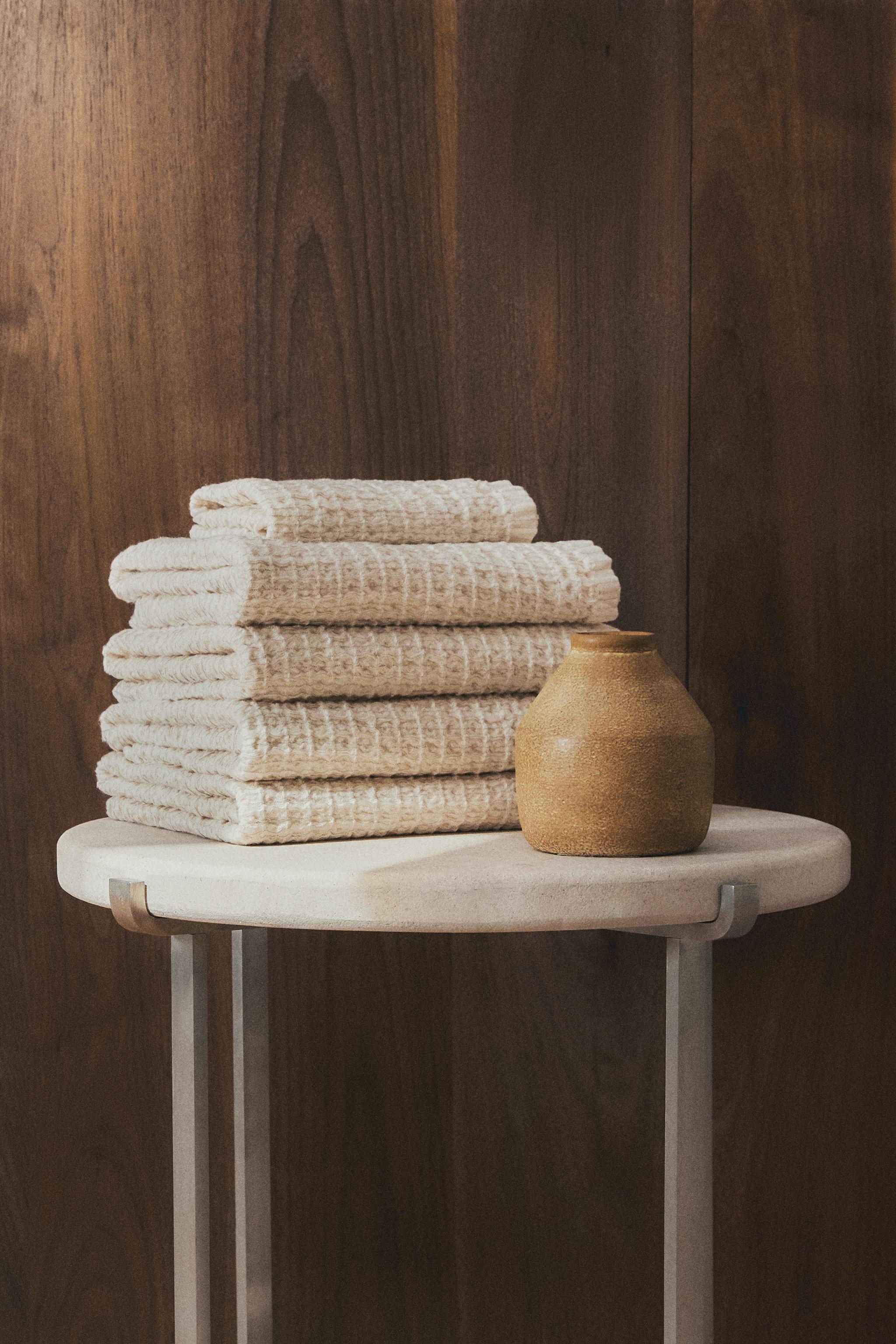 STRIPED WAFFLE-KNIT BATH TOWEL