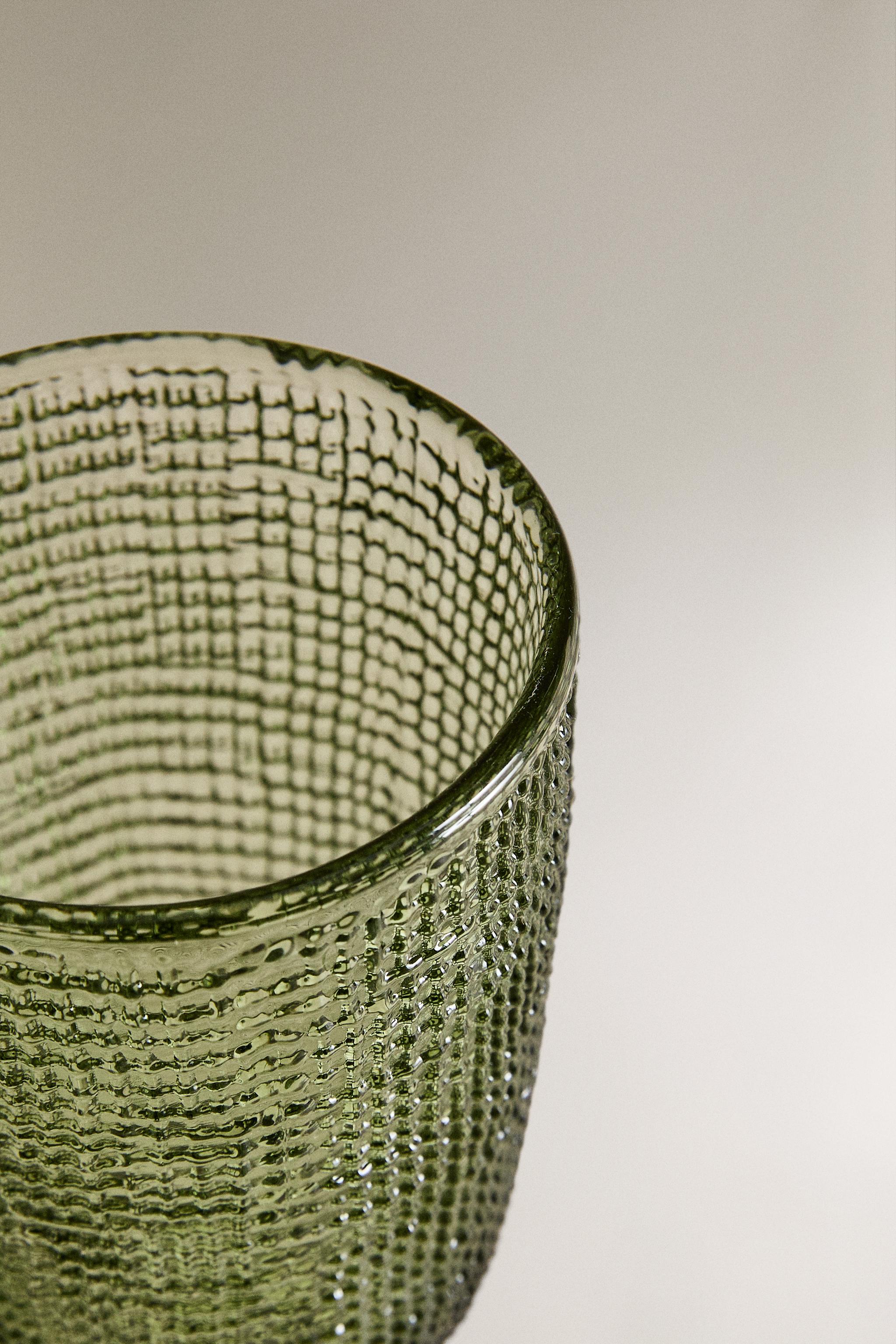 RAISED DESIGN WINE GLASS