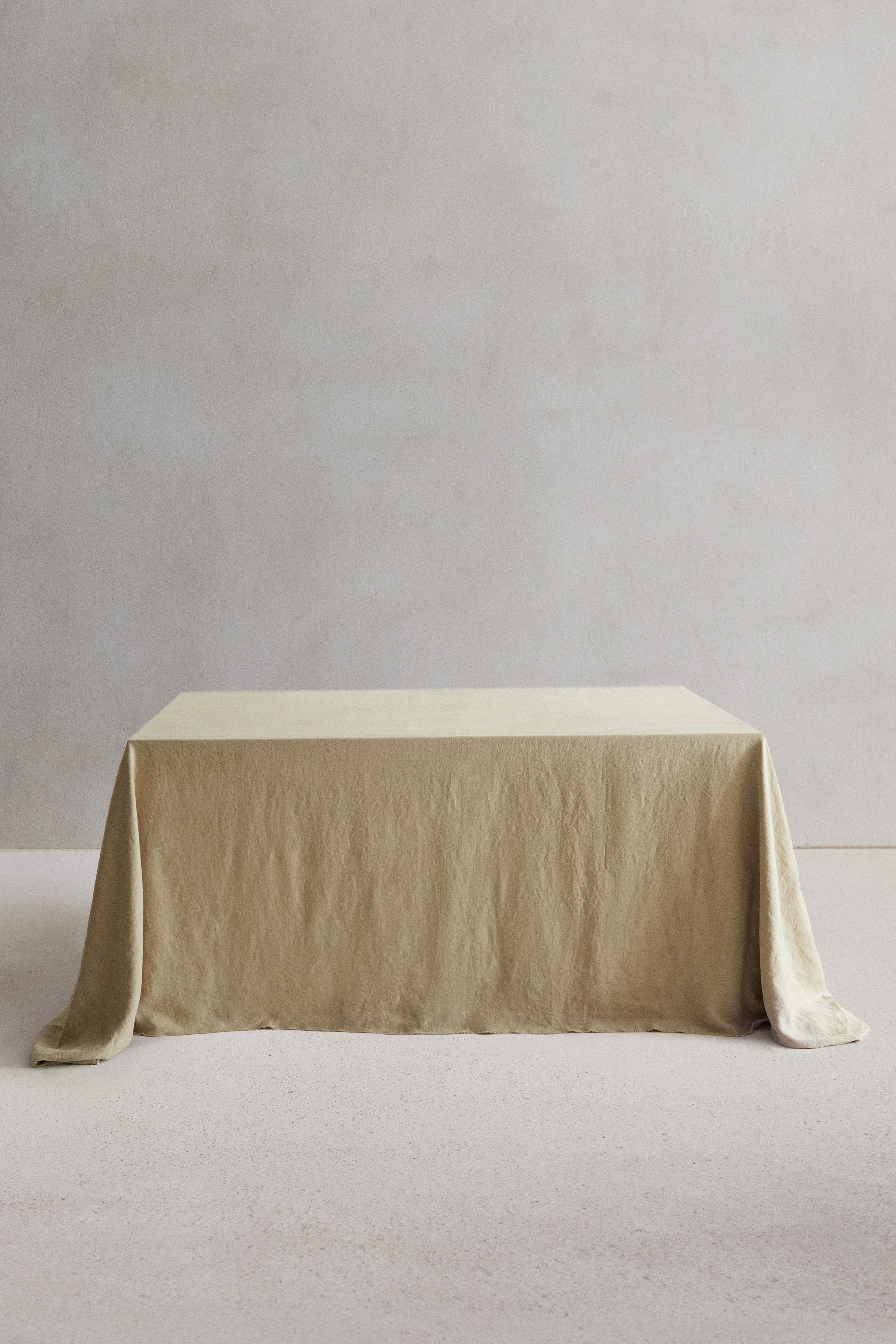 TABLECLOTH 01