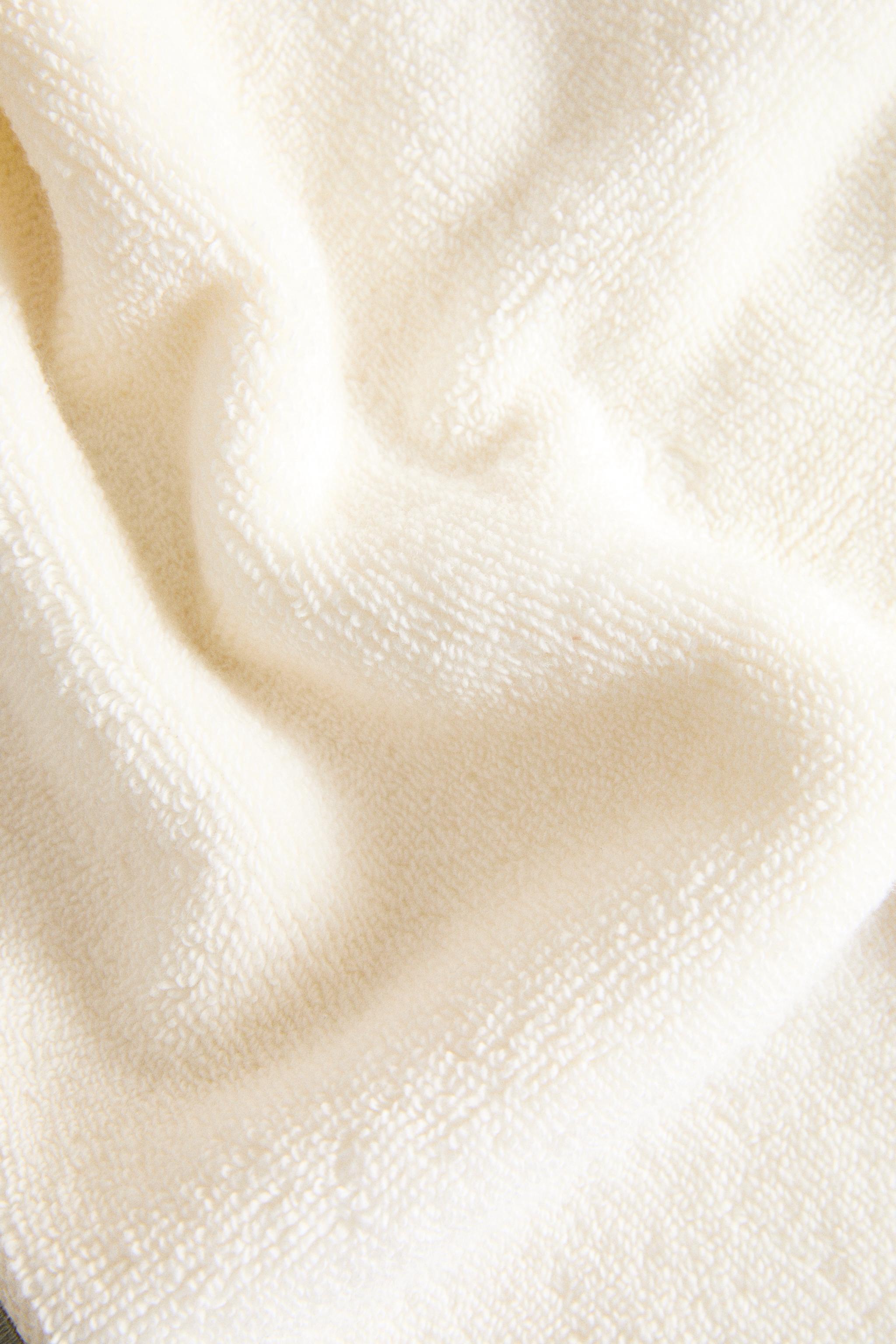 EMBROIDERED TRIM BATH TOWEL