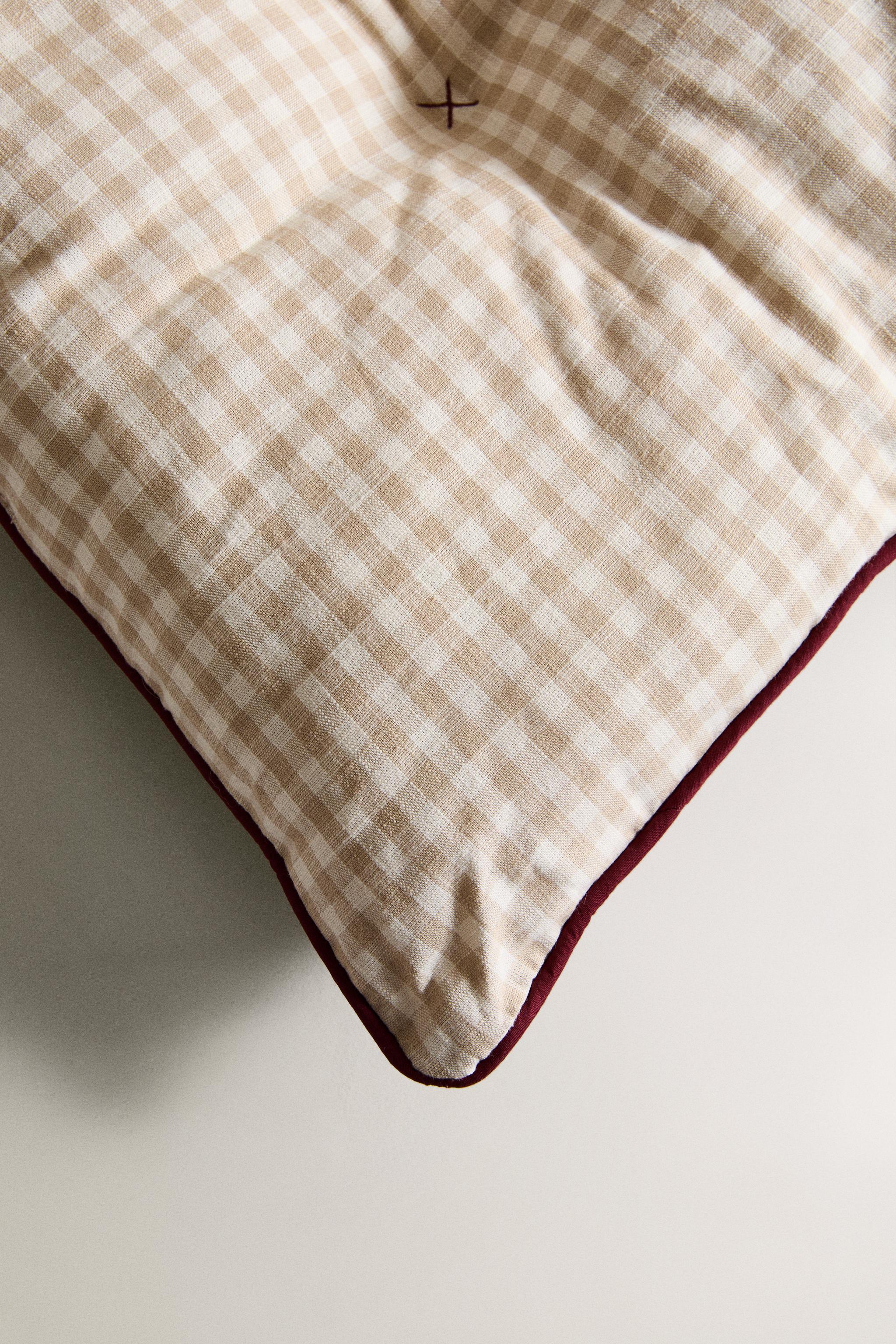 CHECKED PET FLOOR CUSHION WITH PIPING