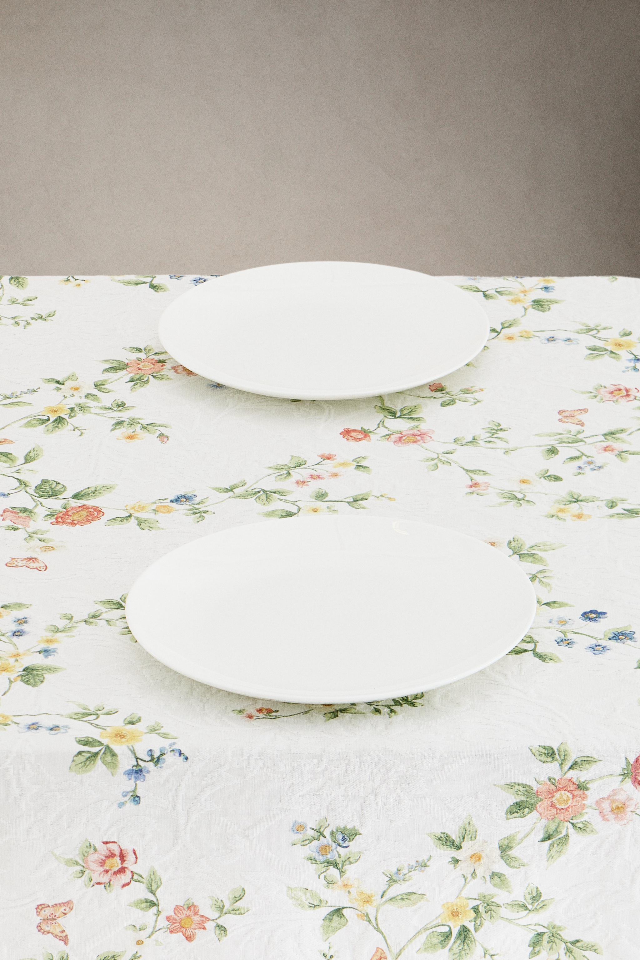 JACQUARD TABLECLOTH WITH A FLORAL PRINT
