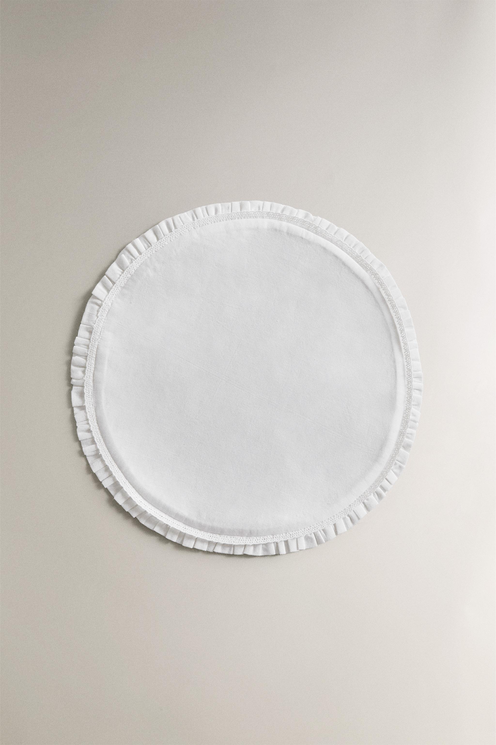 ROUND PLACEMAT WITH RUFFLE