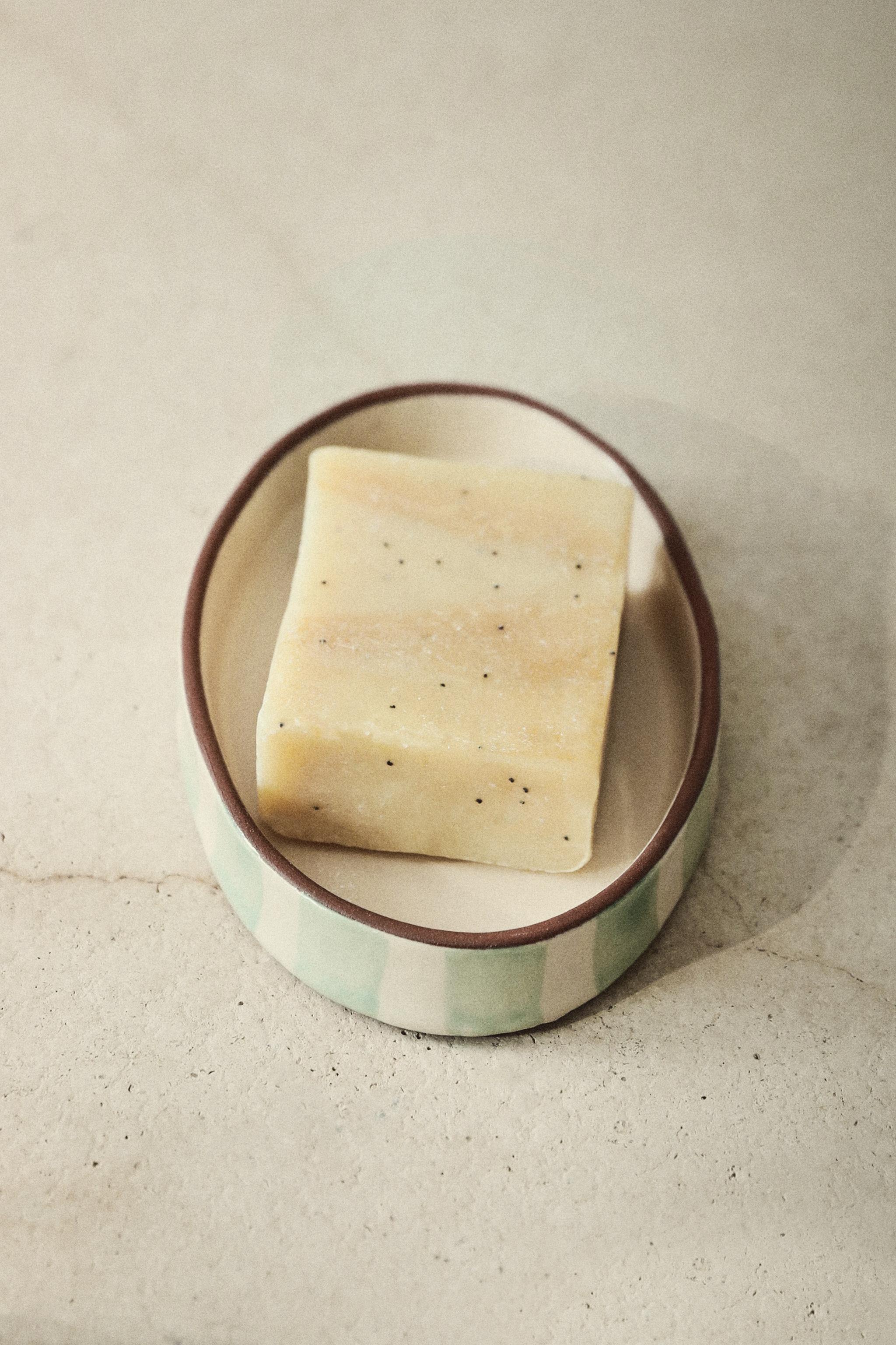 STRIPED CERAMIC BATHROOM SOAP DISH
