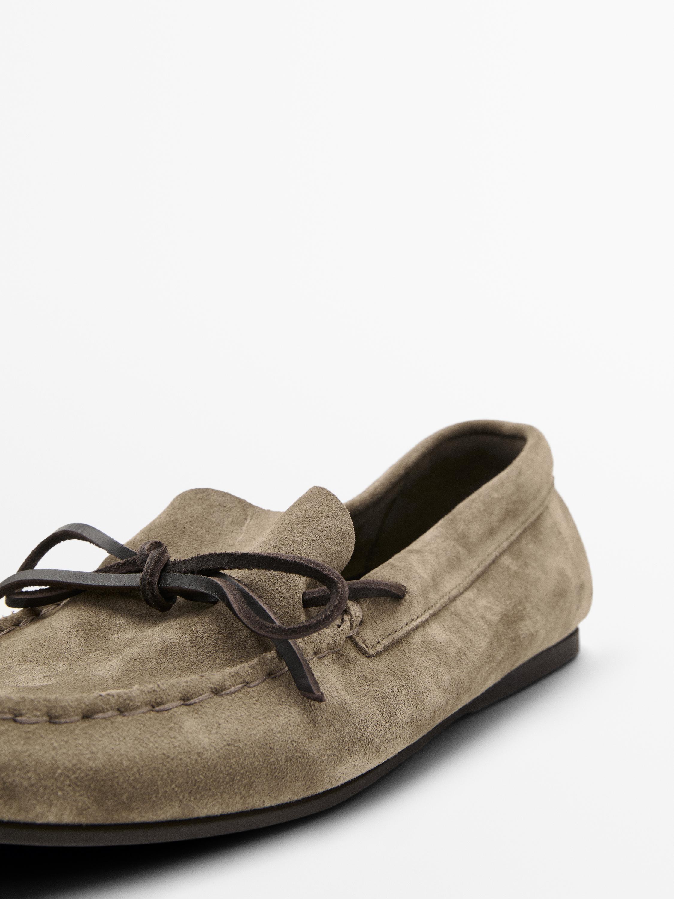 Split suede loafers with bow