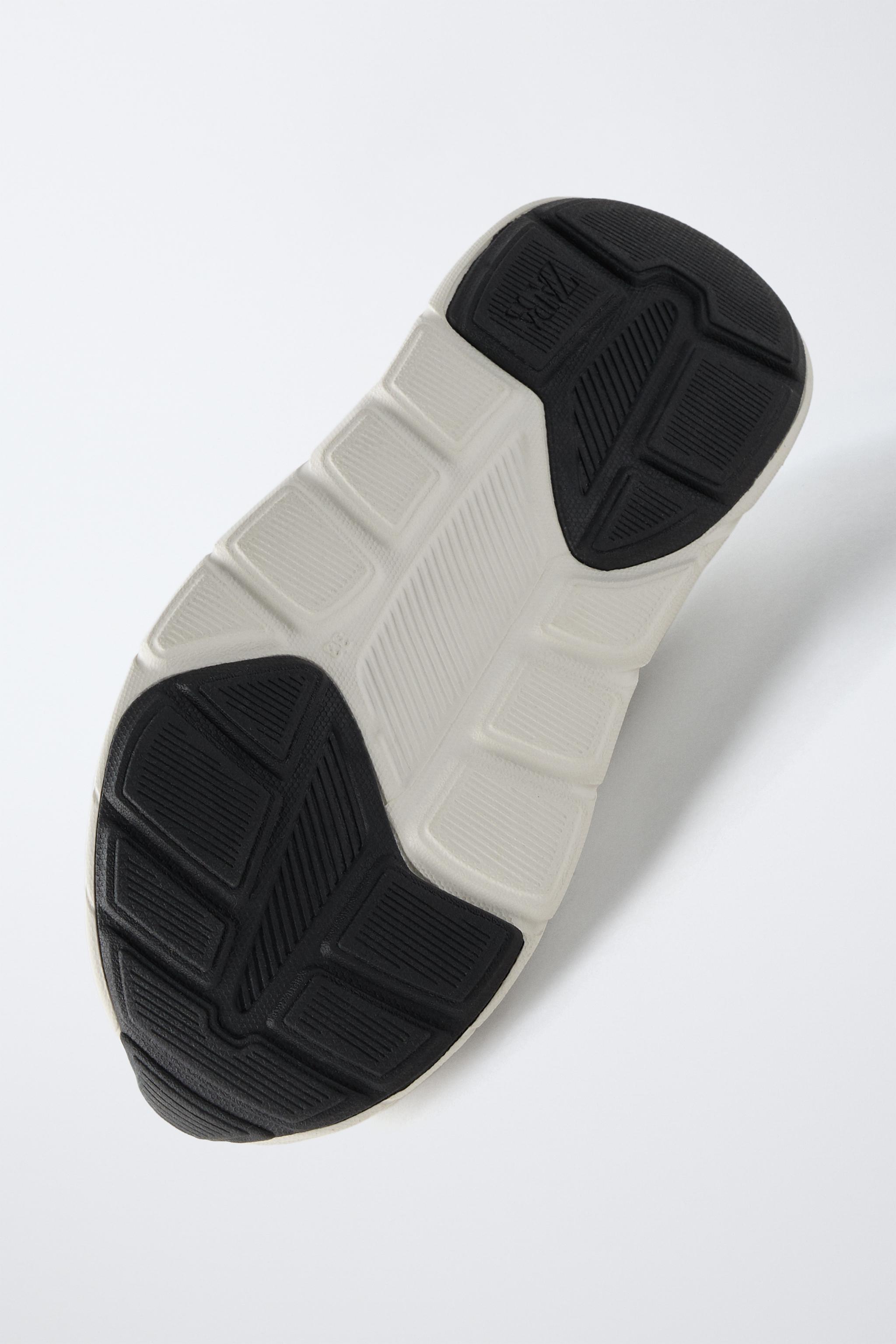 SNEAKERS WITH DETAILED SOLE