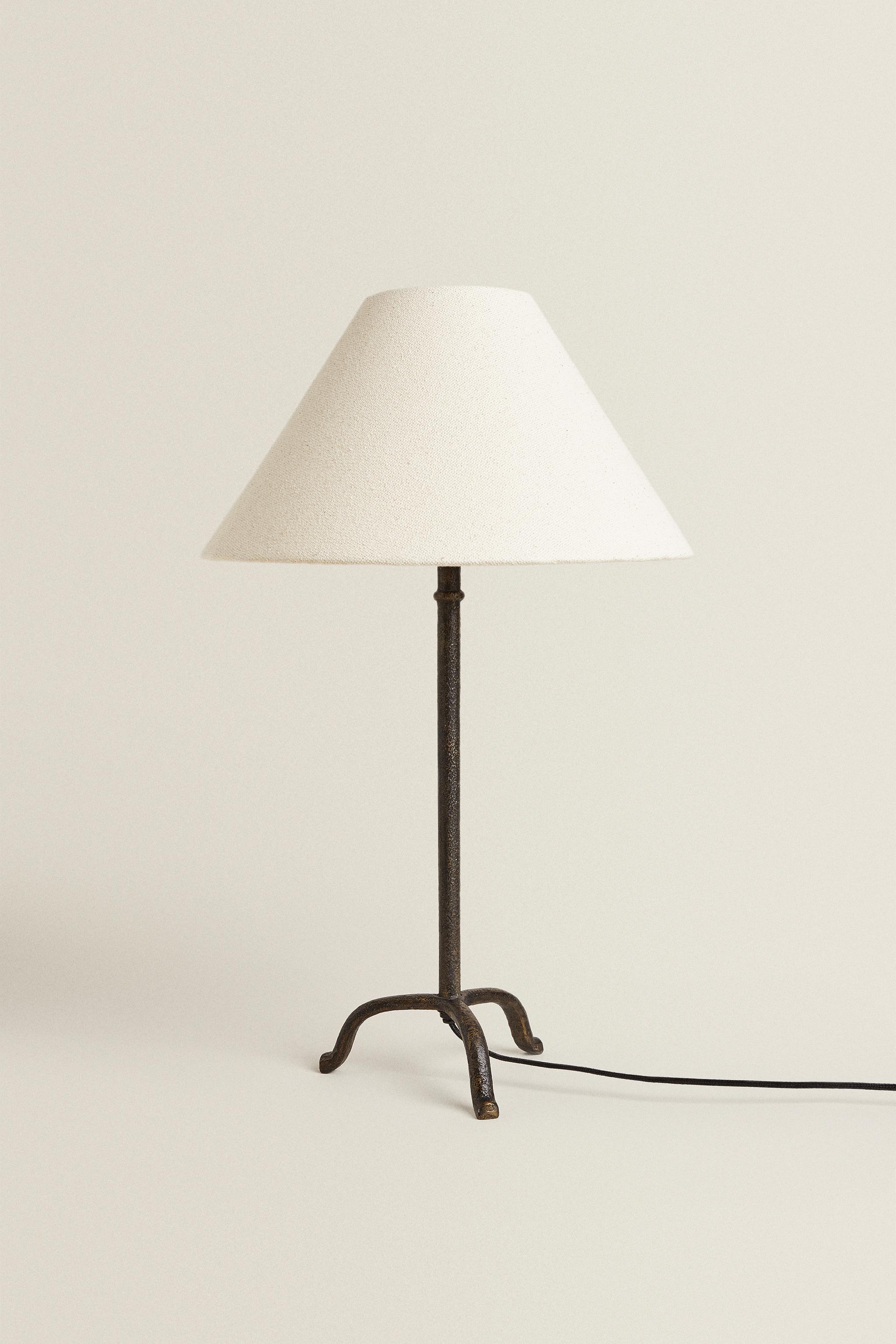 TRIPOD BASE TABLE LAMP