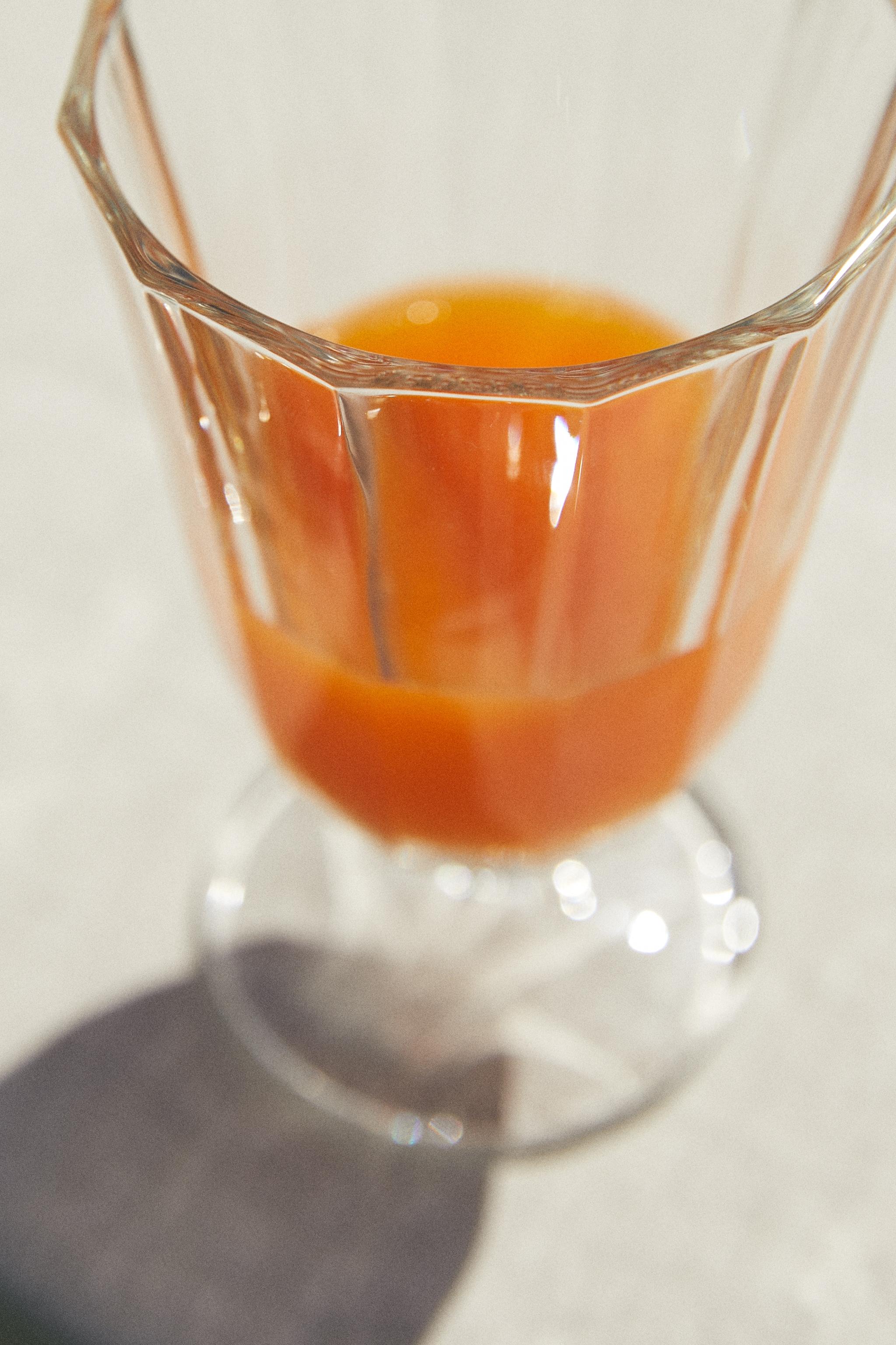 RAISED FACETED WINE GLASS