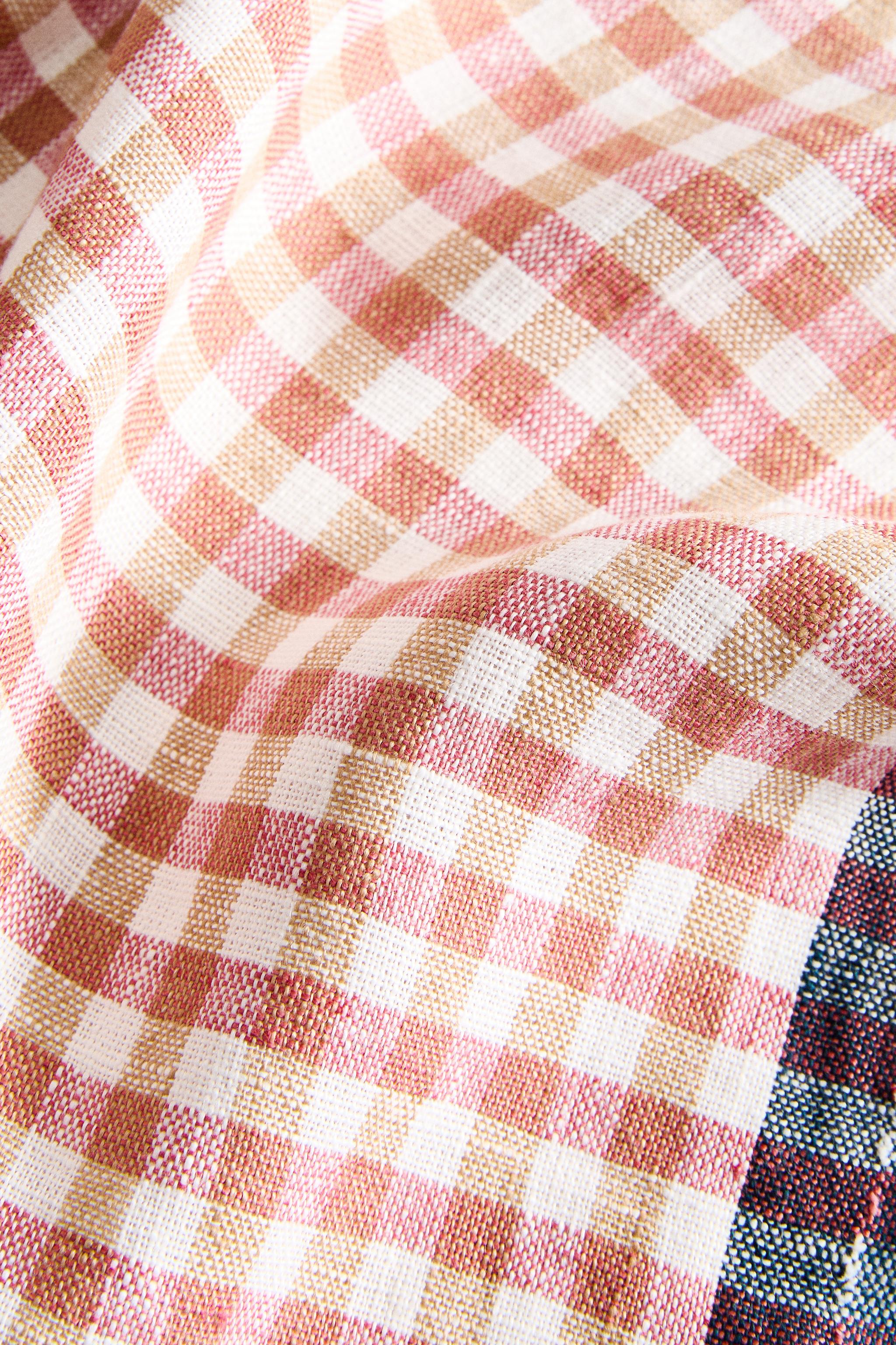 MATCHING LINEN TABLECLOTH WITH A GINGHAM DESIGN