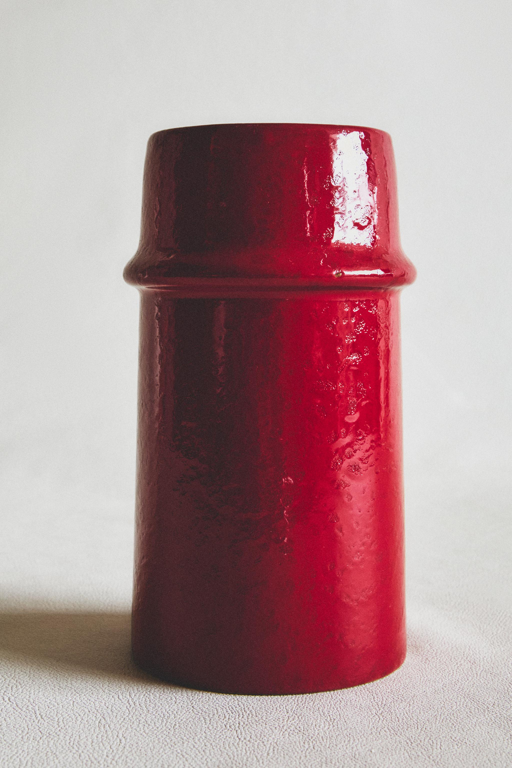 VASE WITH RAISED LACQUERED FINISH