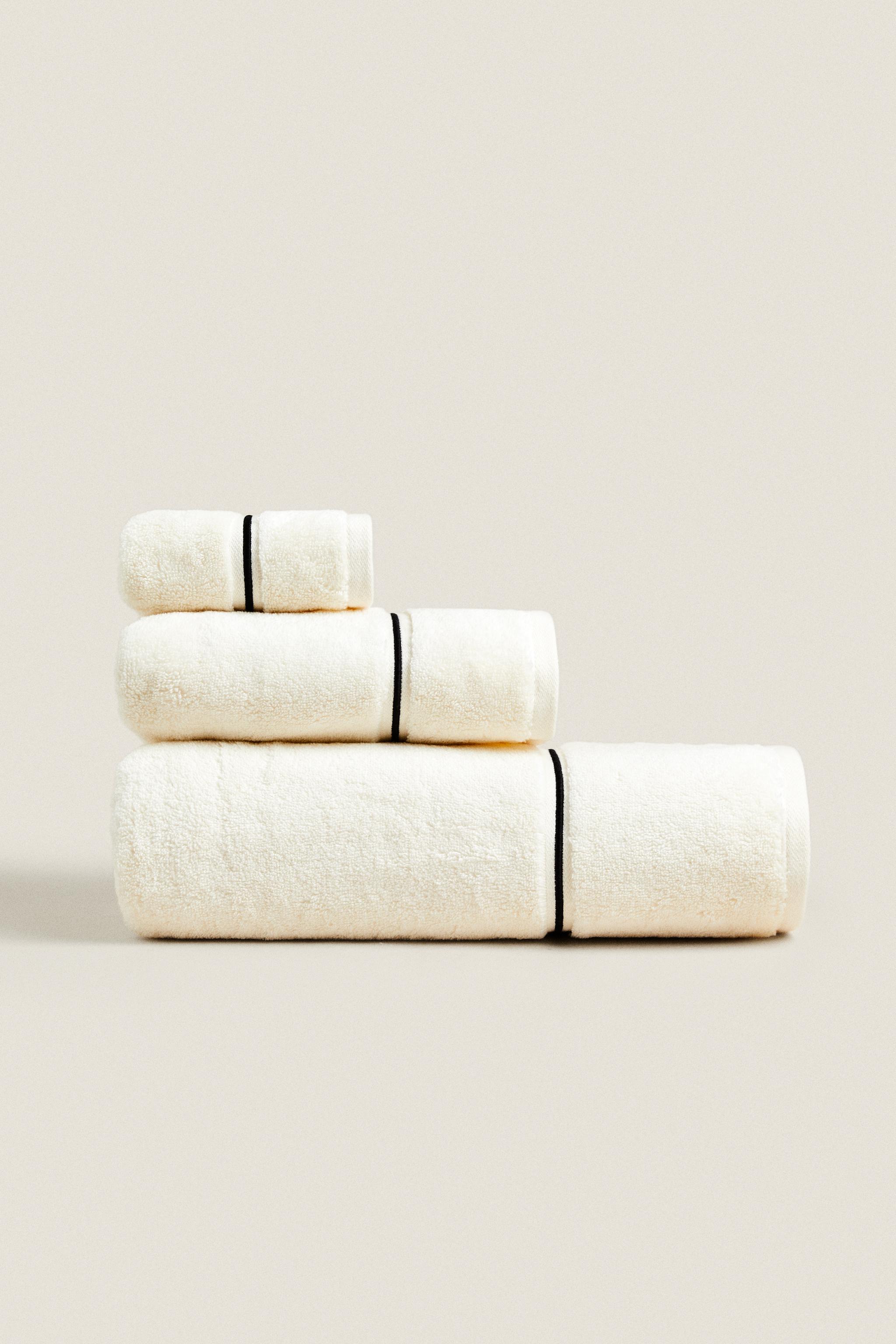 EMBROIDERED TRIM BATH TOWEL