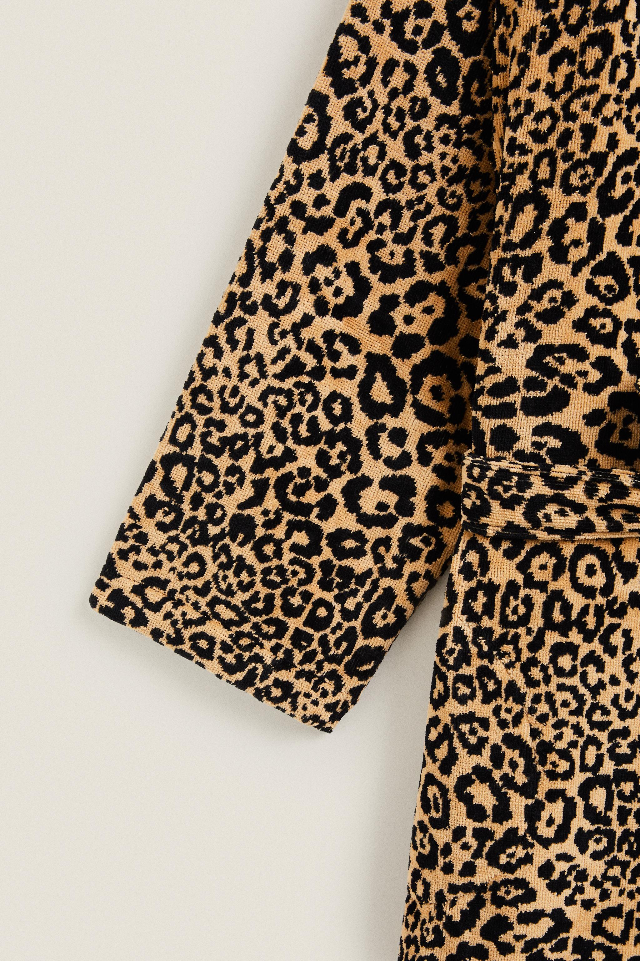 ANIMAL PRINT JACQUARD BATHROBE (400 GXM²)